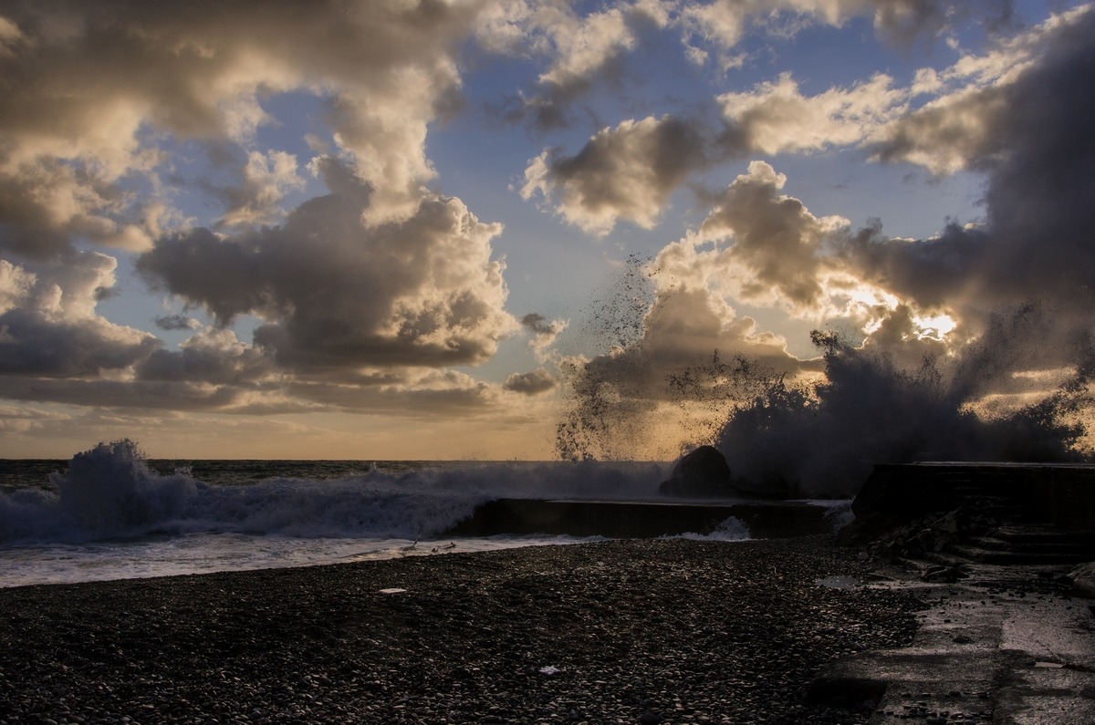 onda in controluce al tramonto