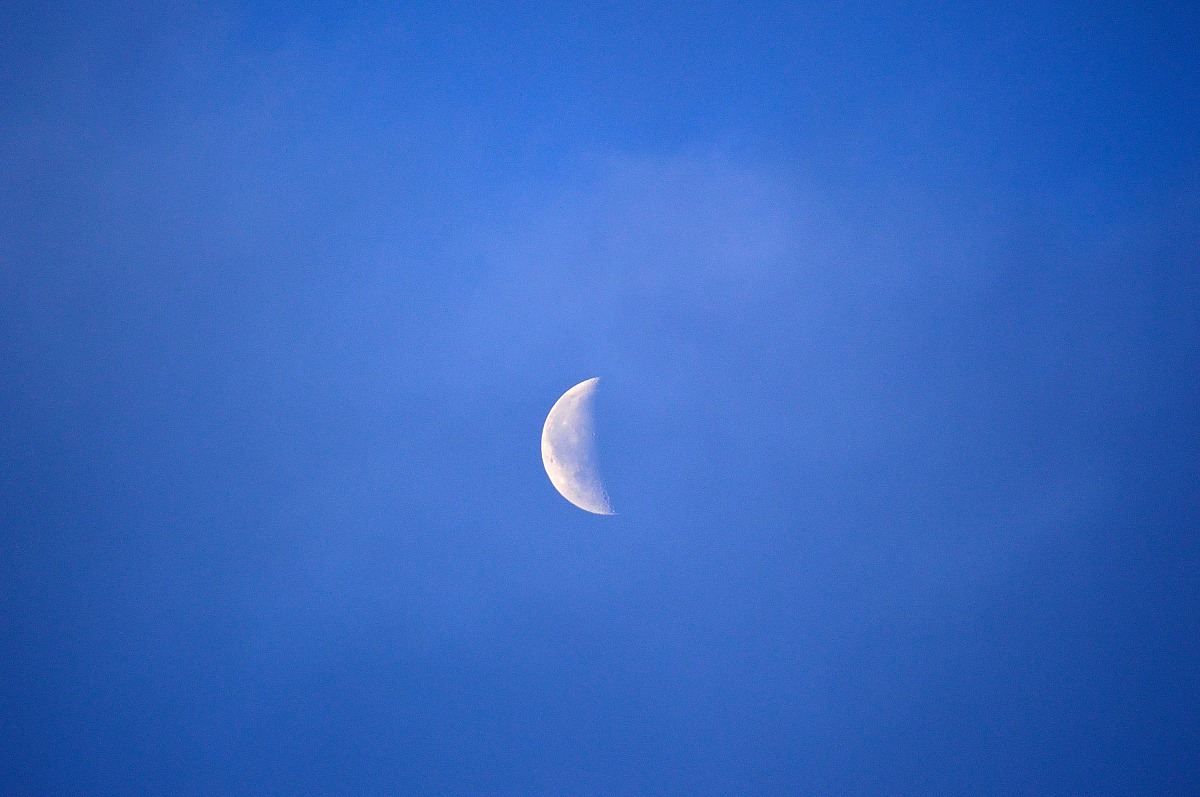 mezza luna fra le nuvole