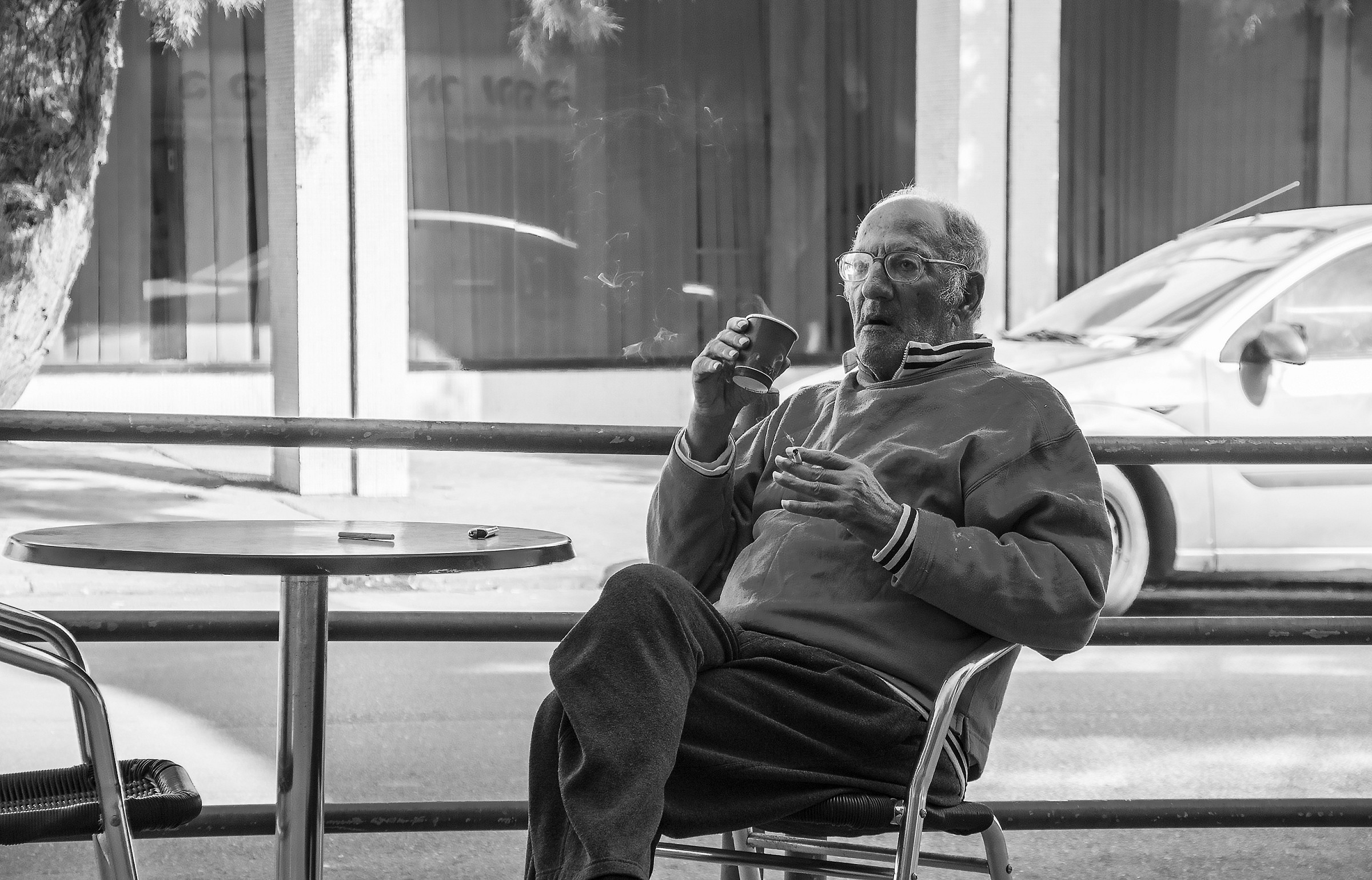 una sigaretta e un caffè