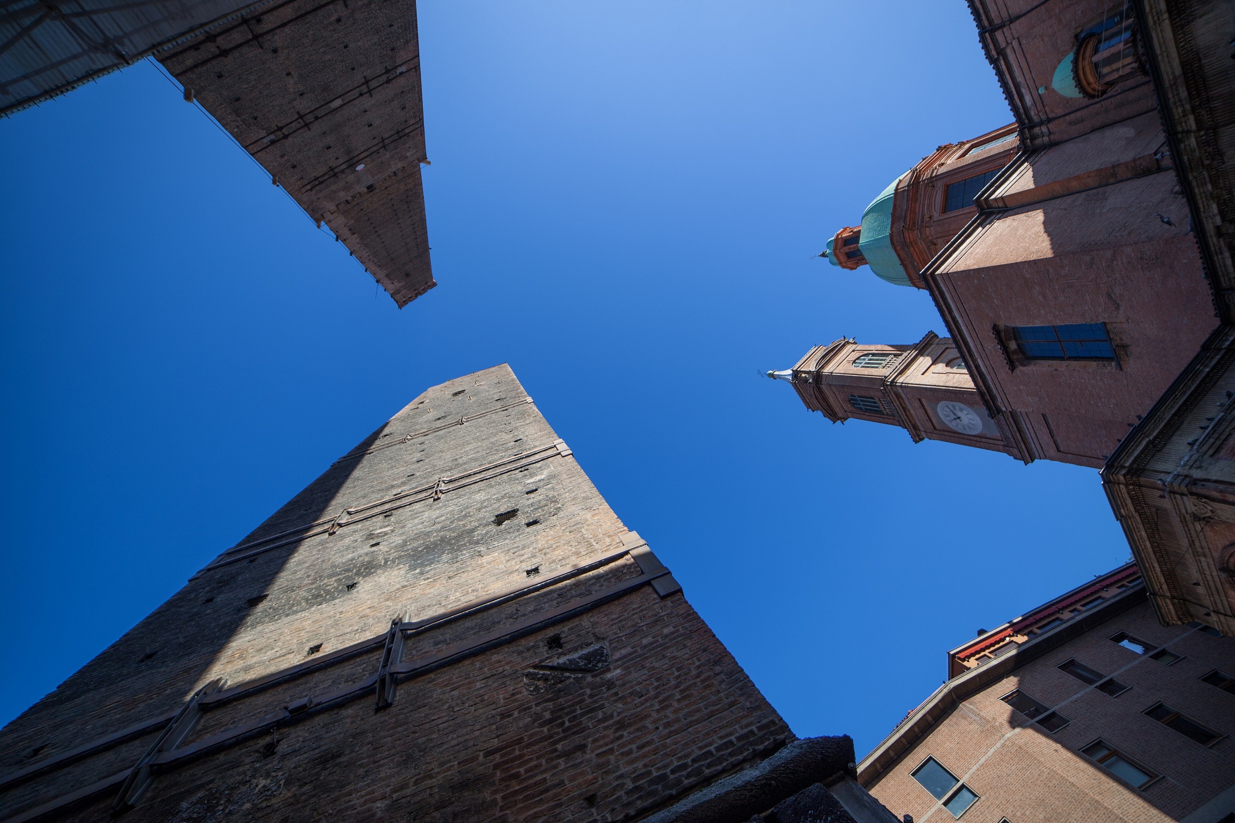 Bologna - Le Torri da sotto
