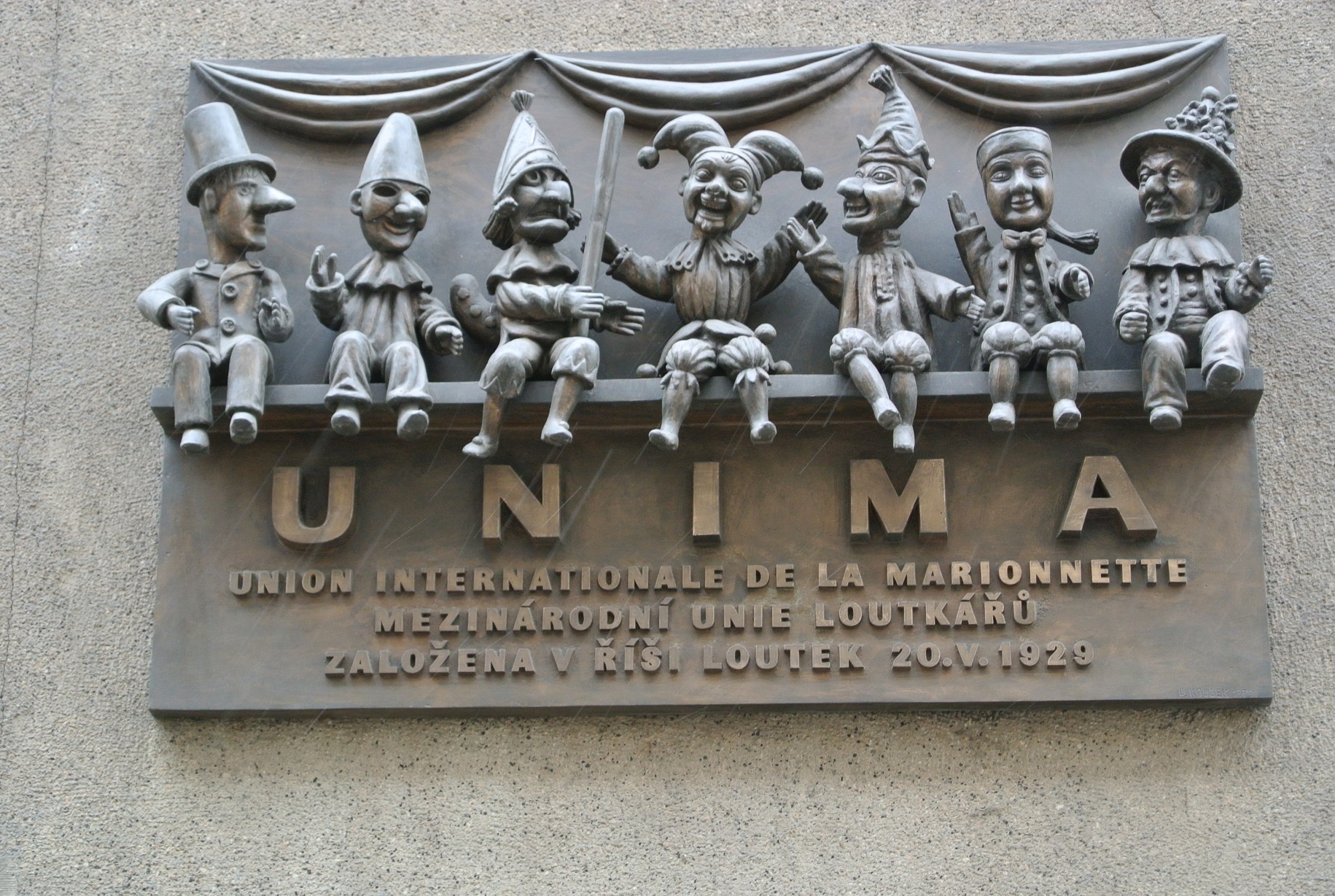 piove sulle marionette