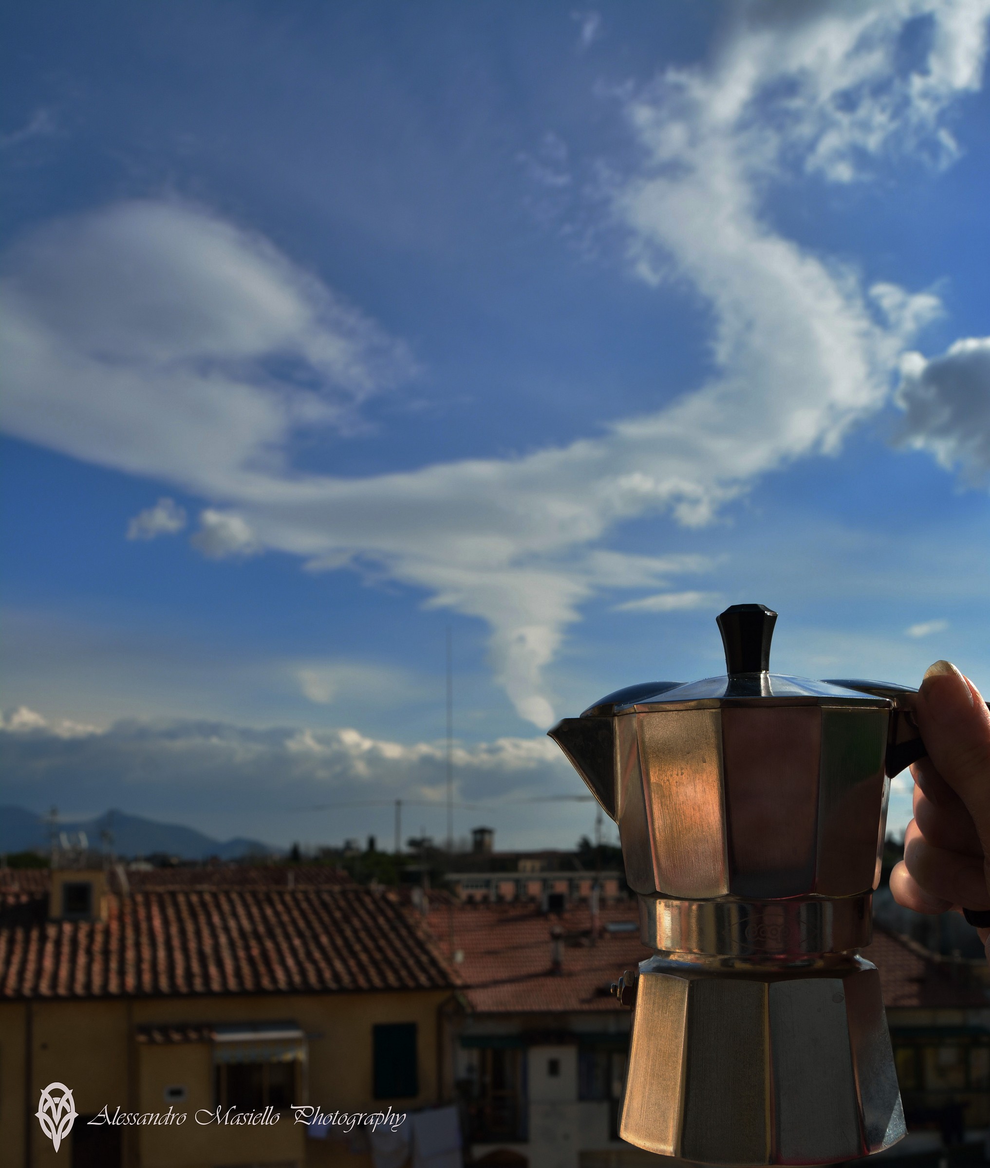 È pronto! Chi vuole un po' di caffè?