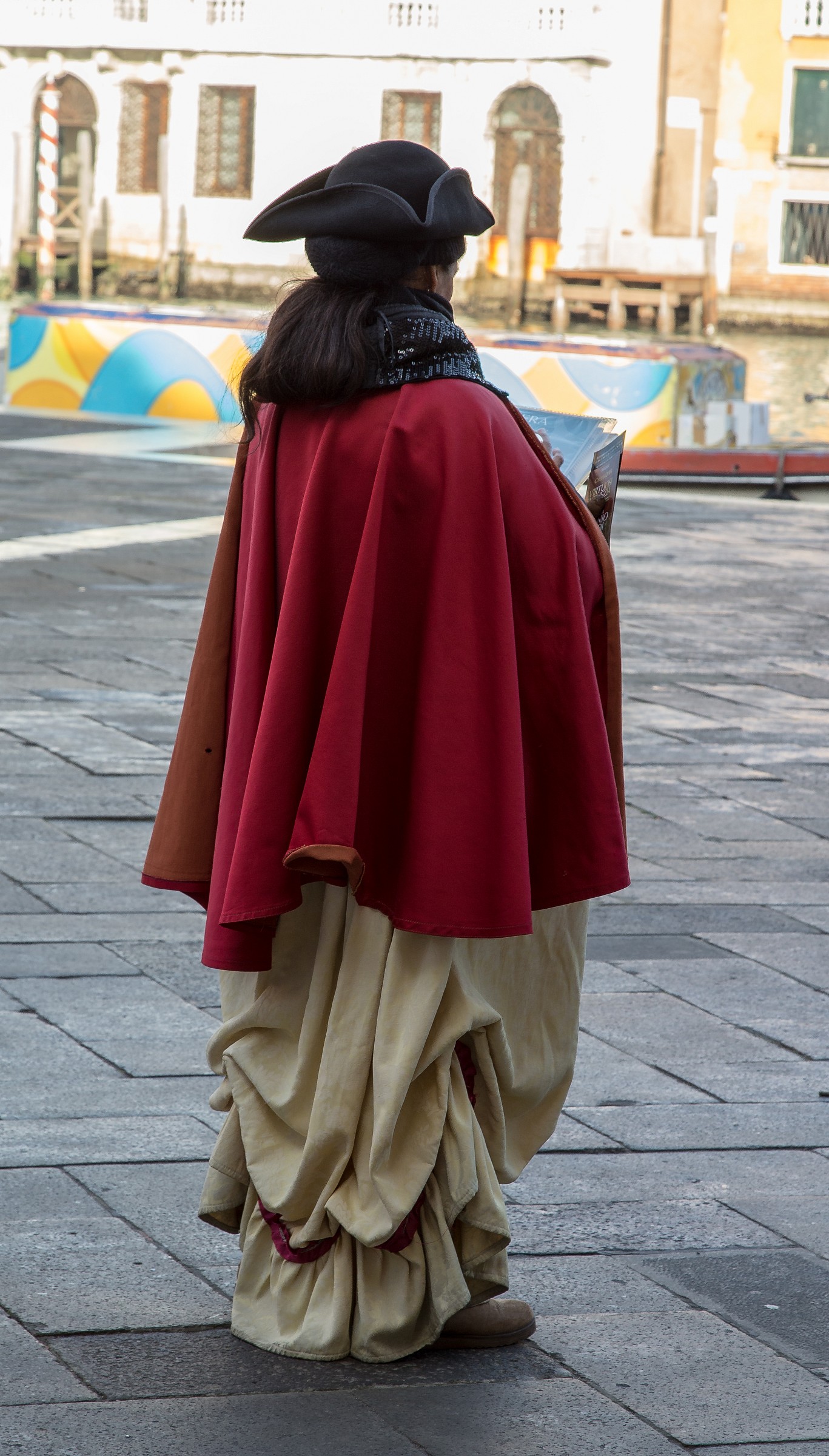 La dama dalla mantella rossa.