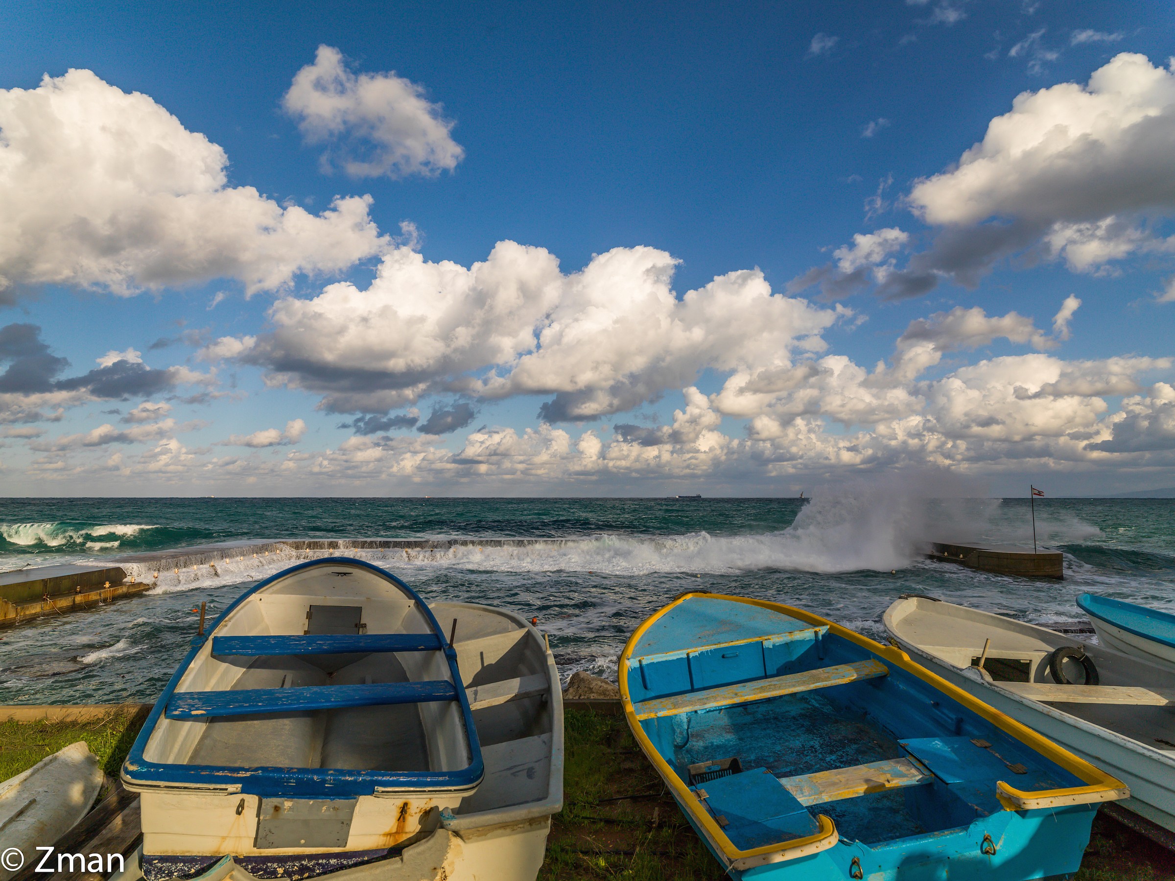 Barche in attesa di ottenere di nuovo calmo