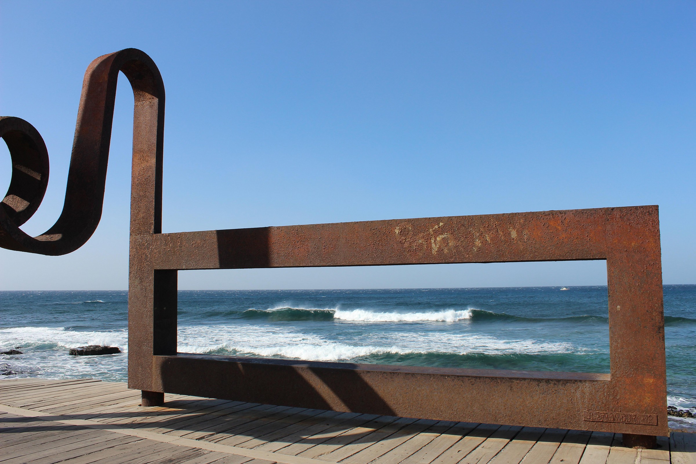 Opera d'arte metallica sulla spiaggia di Las Americas