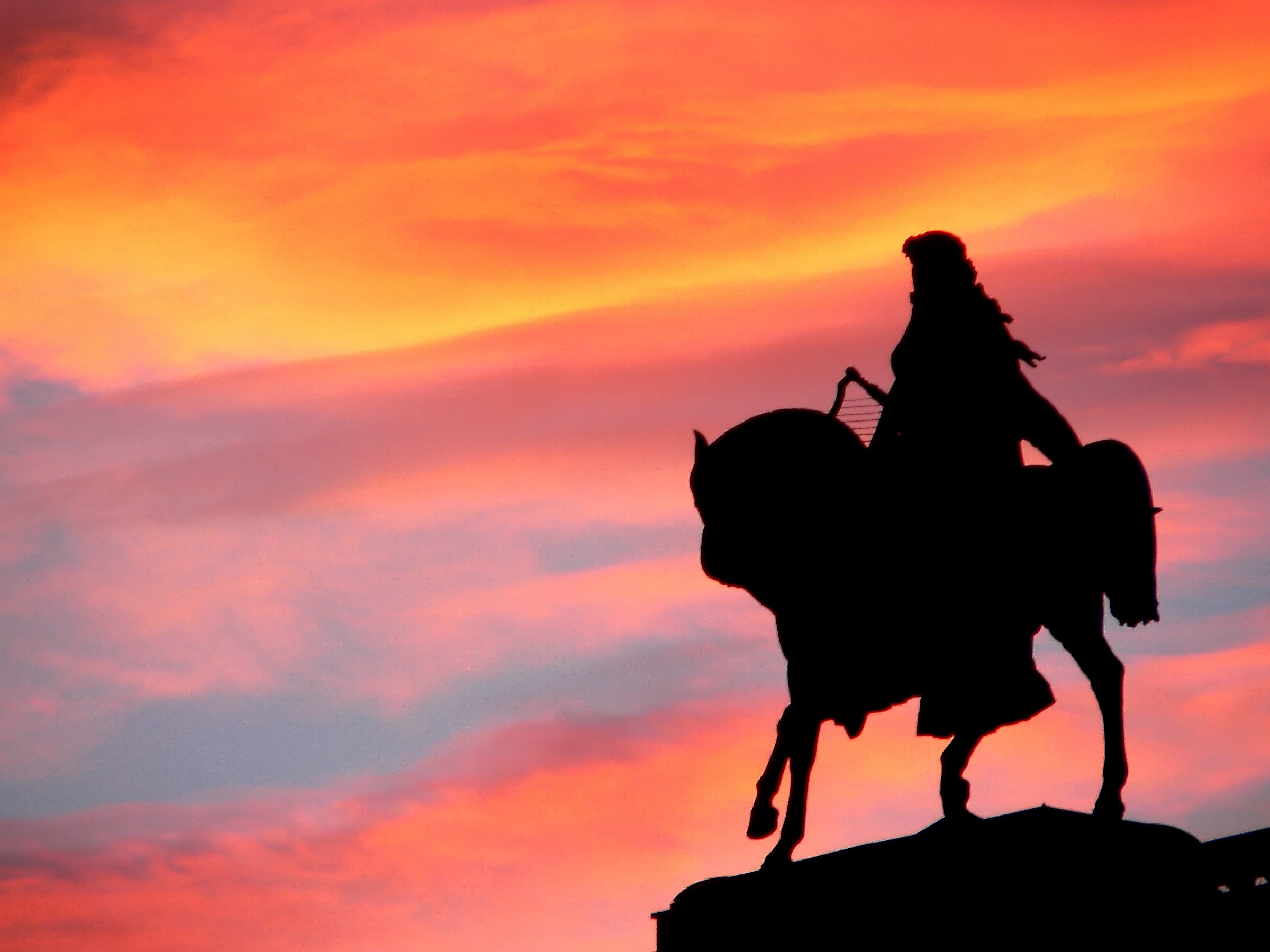 Gruppo statue sull'Opera di Vienna al tramonto