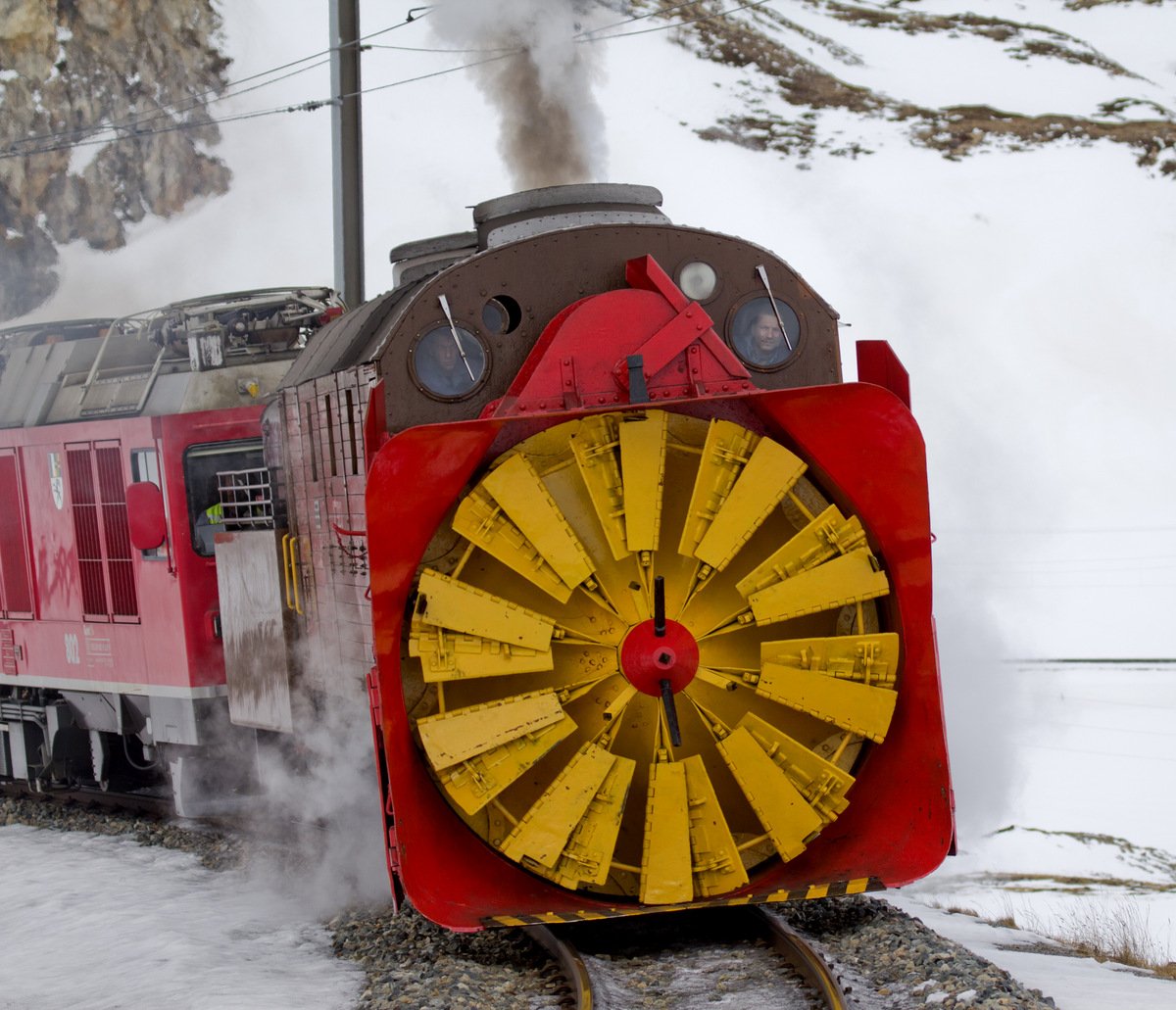 Locomotive snowplow