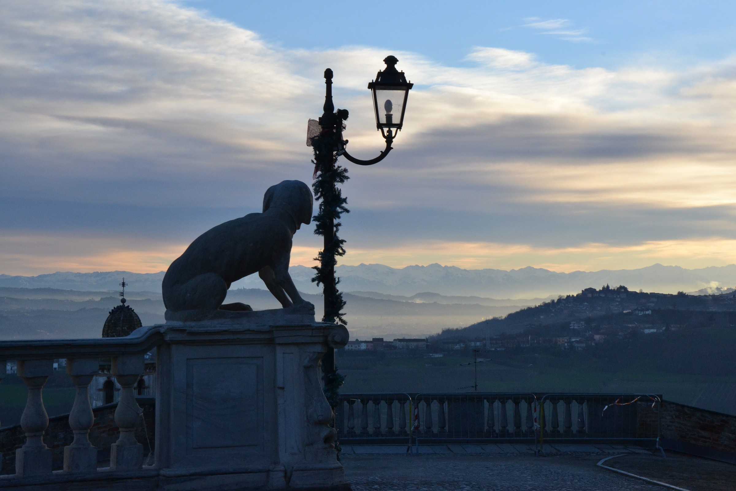 Look at the horizon with statuesque beauty