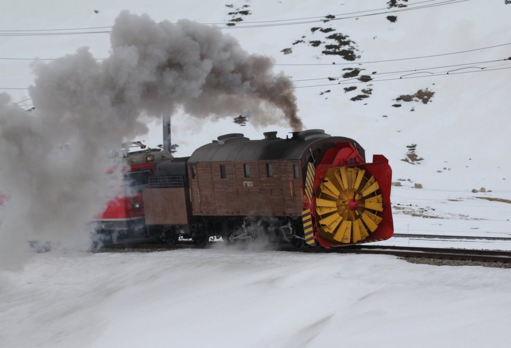 Locomotive snowplow