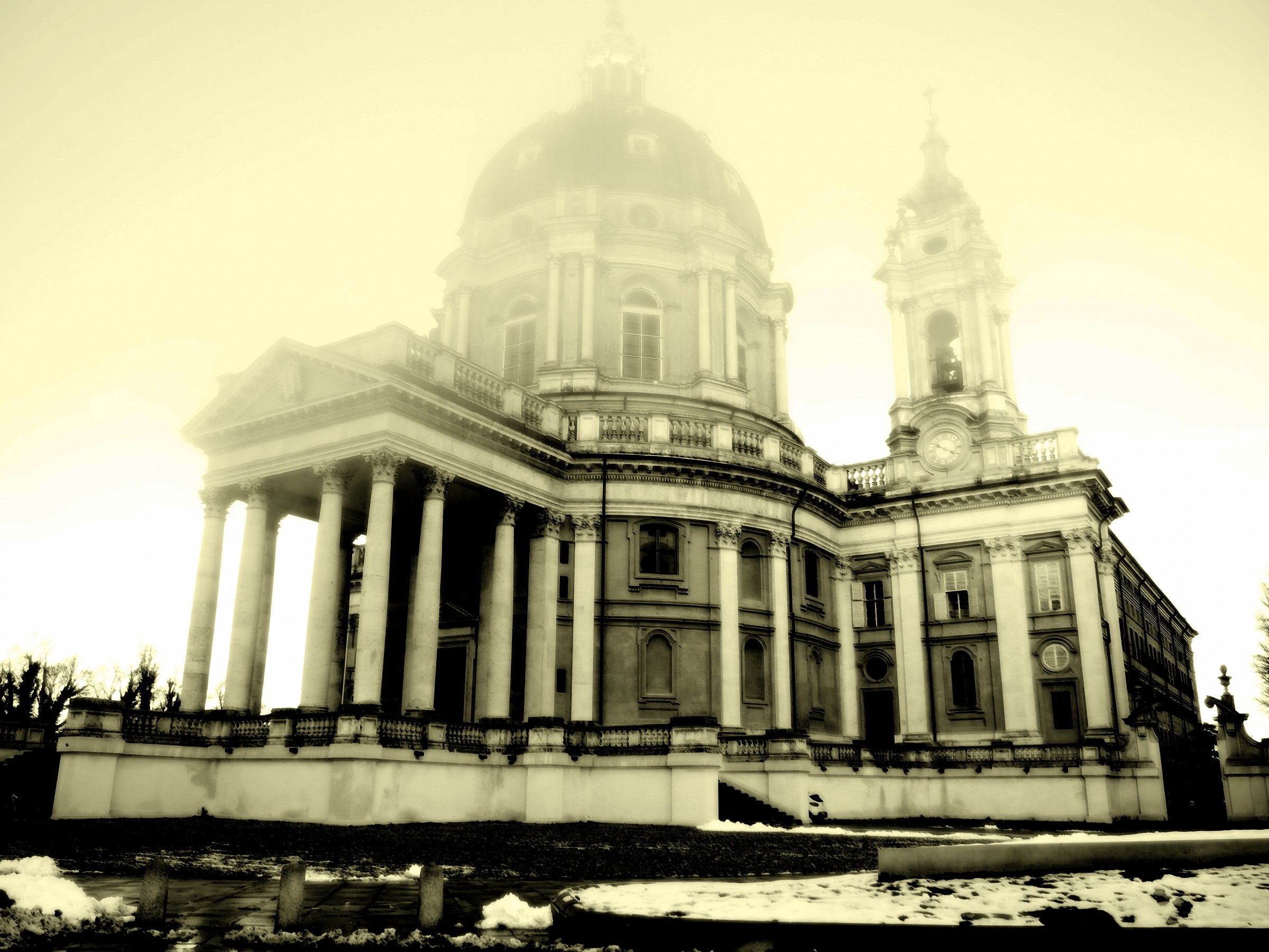 Superga nella nebbia