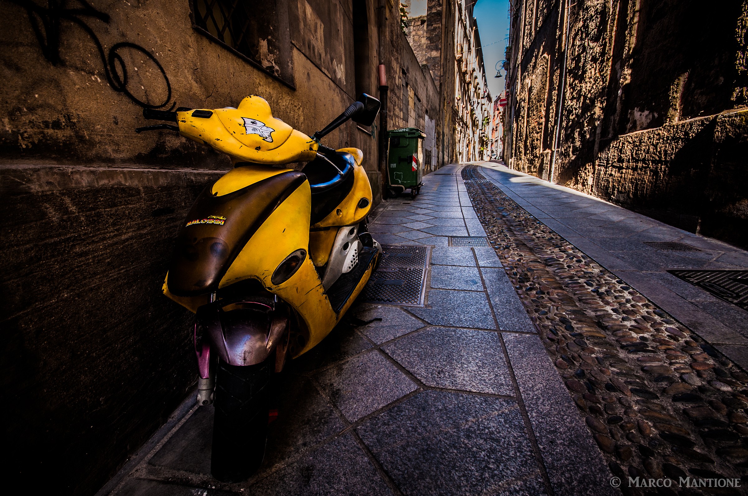 Scouter yellow in a street of the castle