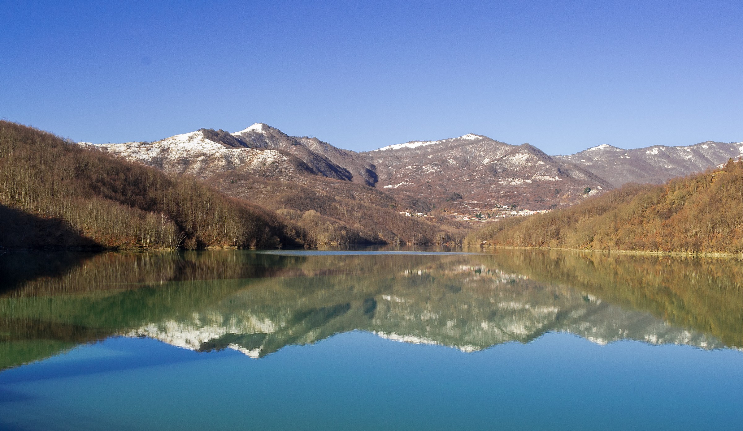 Brugneto Lake, reflections Winter