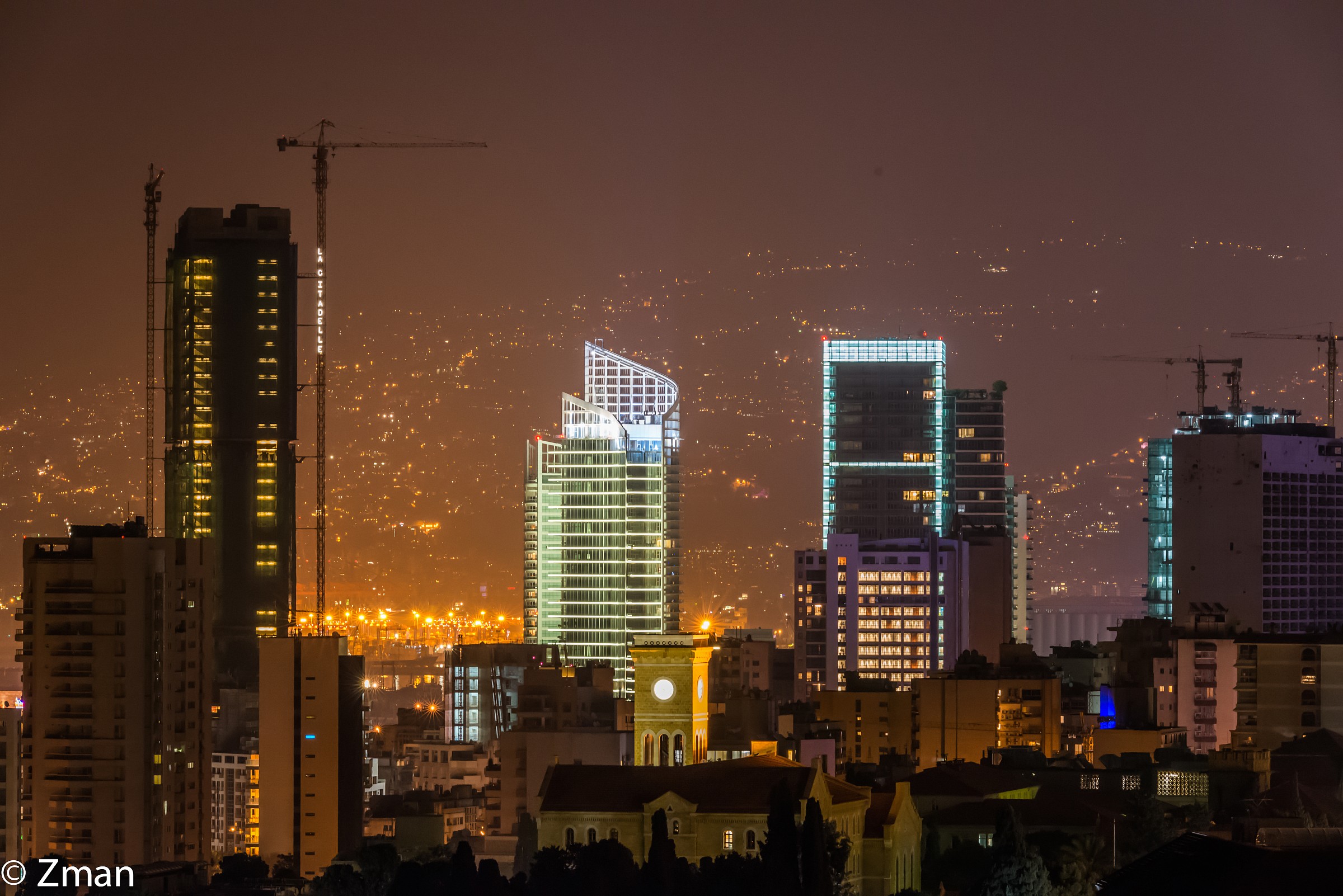 Beirut City Centre emette luce alla notte