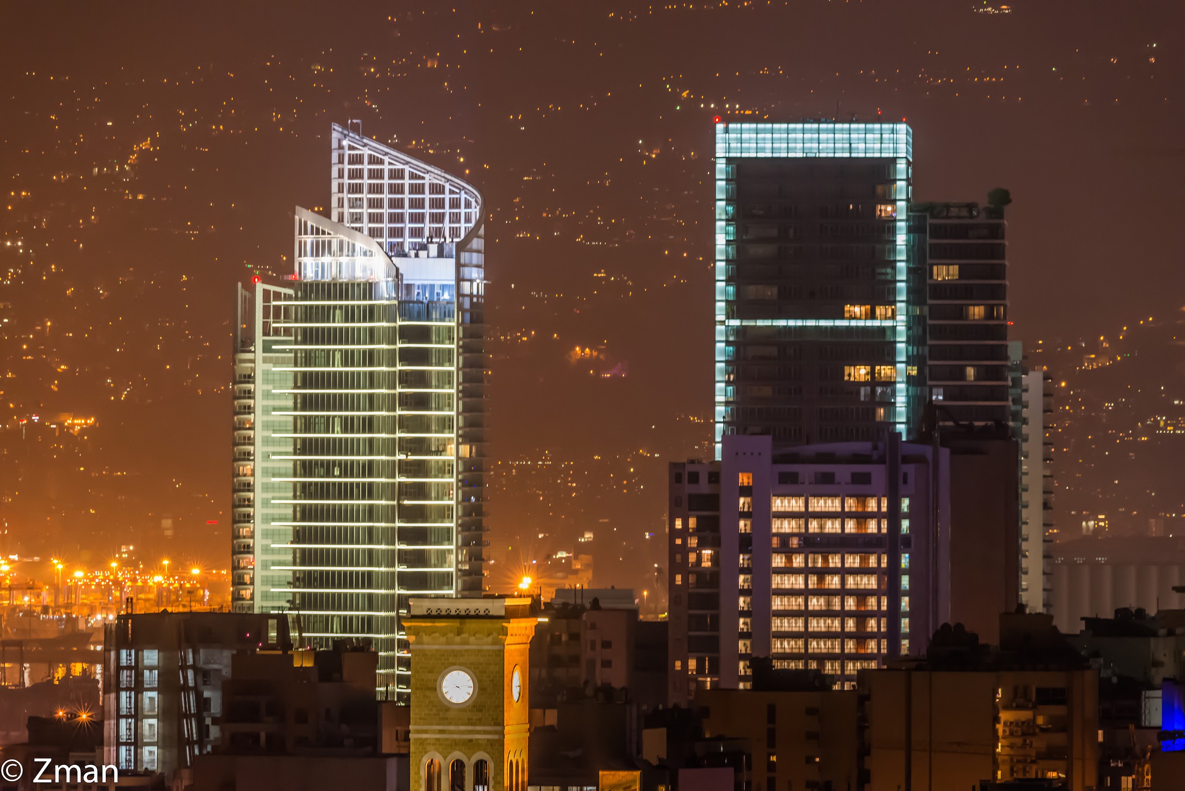 Beirut City Centre emette luce alla notte