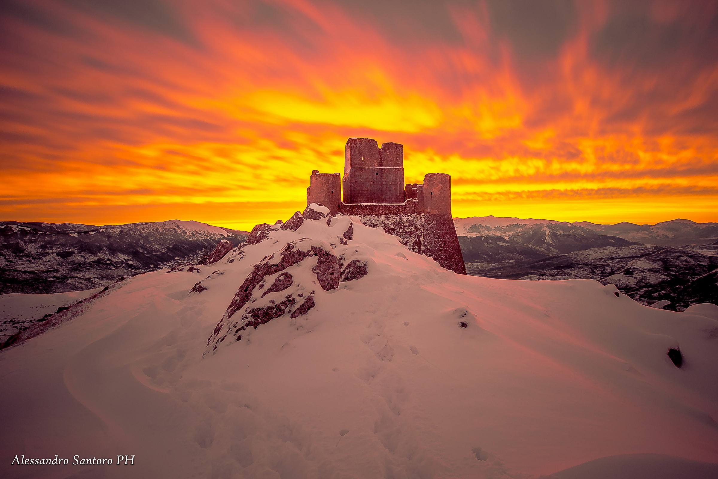 Rocca Calascio (aq) Si Sveglia Innevata