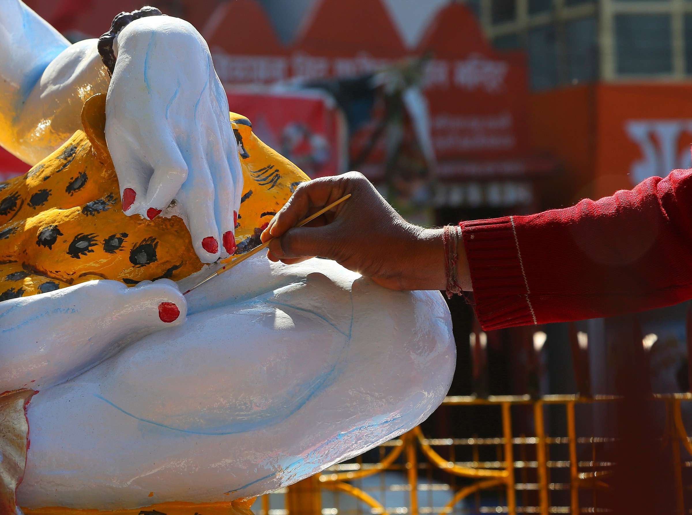 Manicure alla statua.