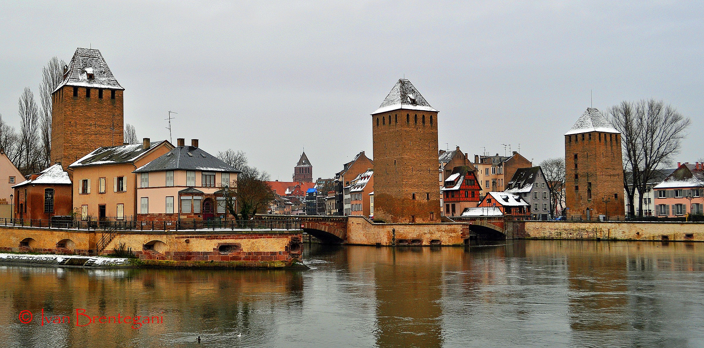 Vista dai Ponti Coperti verso La Grande Ile.