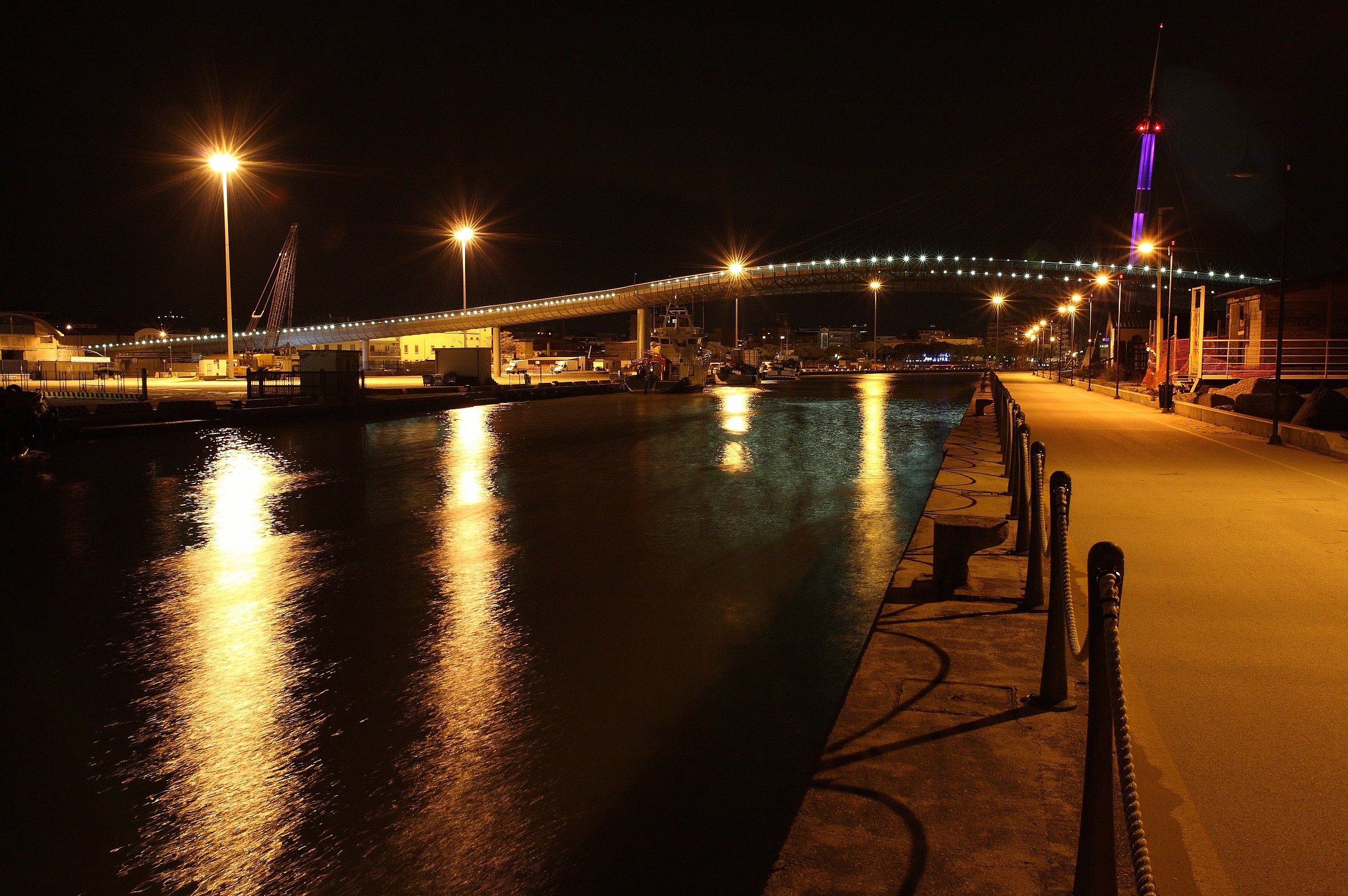 behind Ponte ... to the port