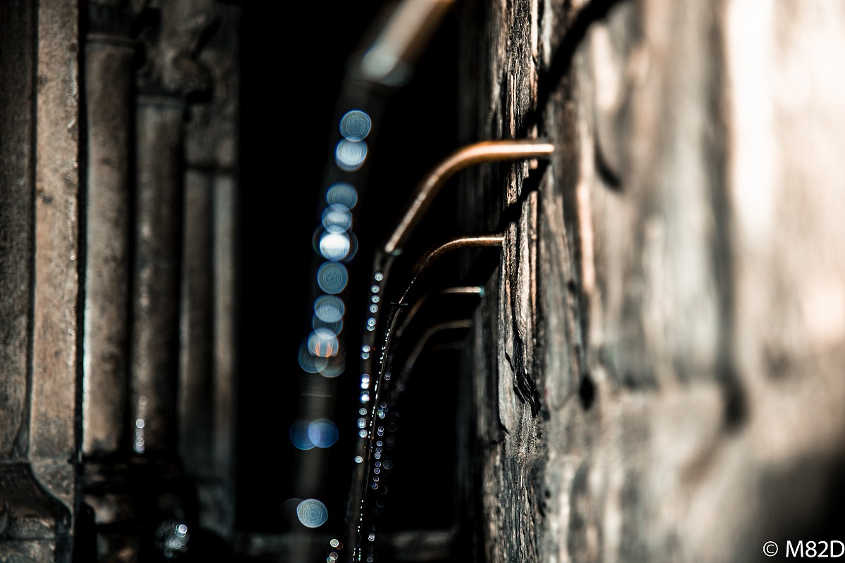 Gocce di luce in acqua corrente