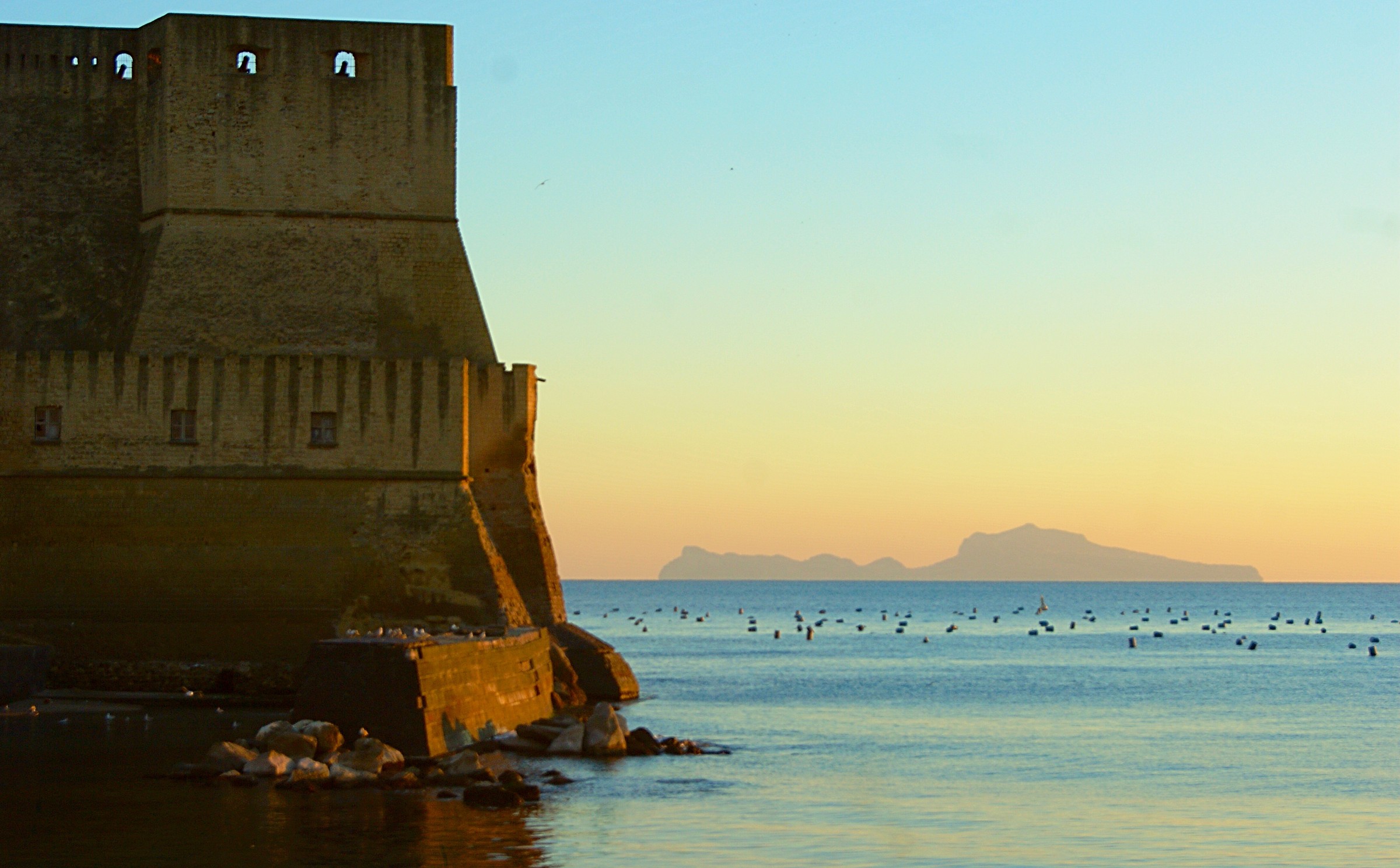 Castel dell'ovo e Capri