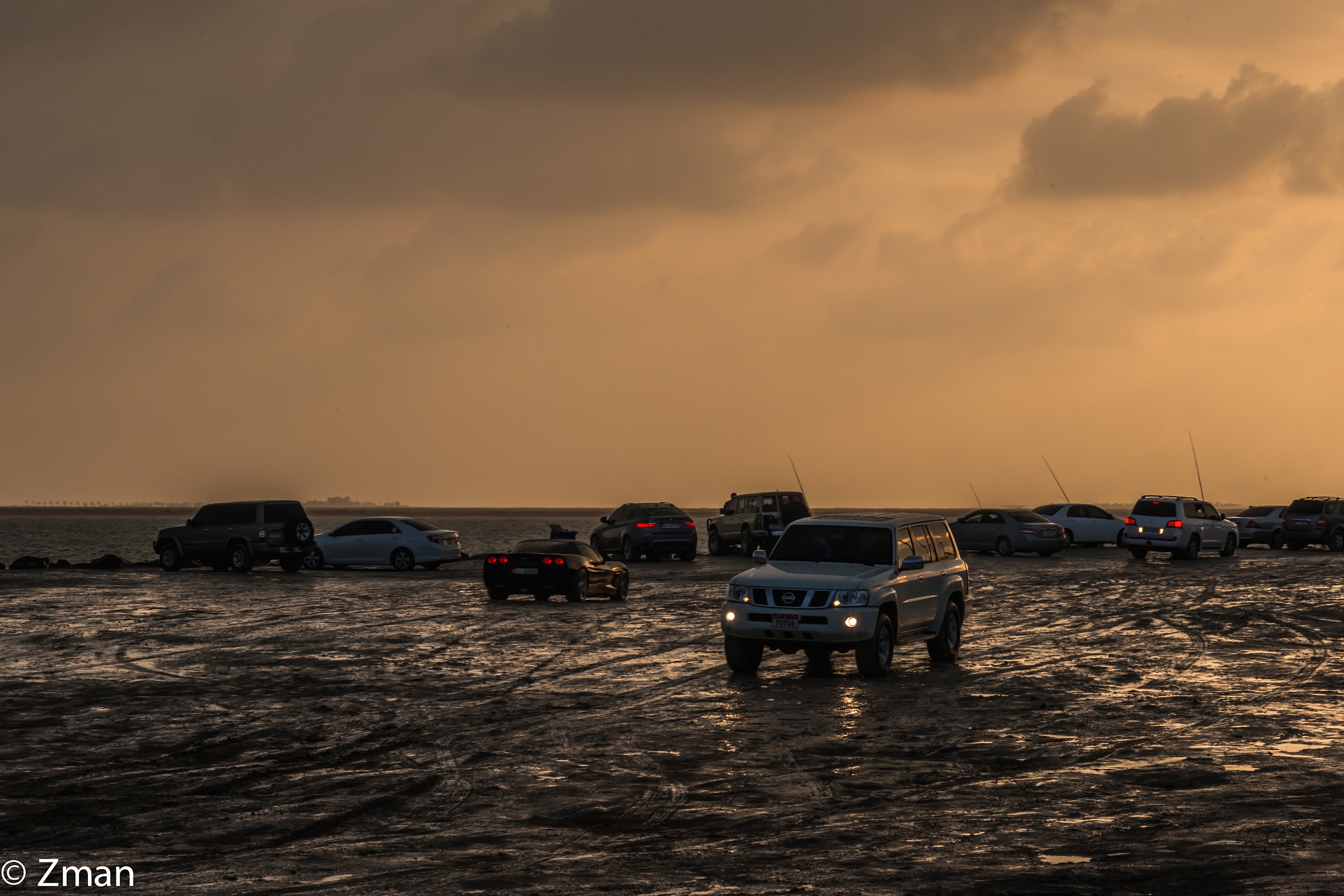 Gli abitanti del posto nelle loro auto 4wheel godendo il tra...