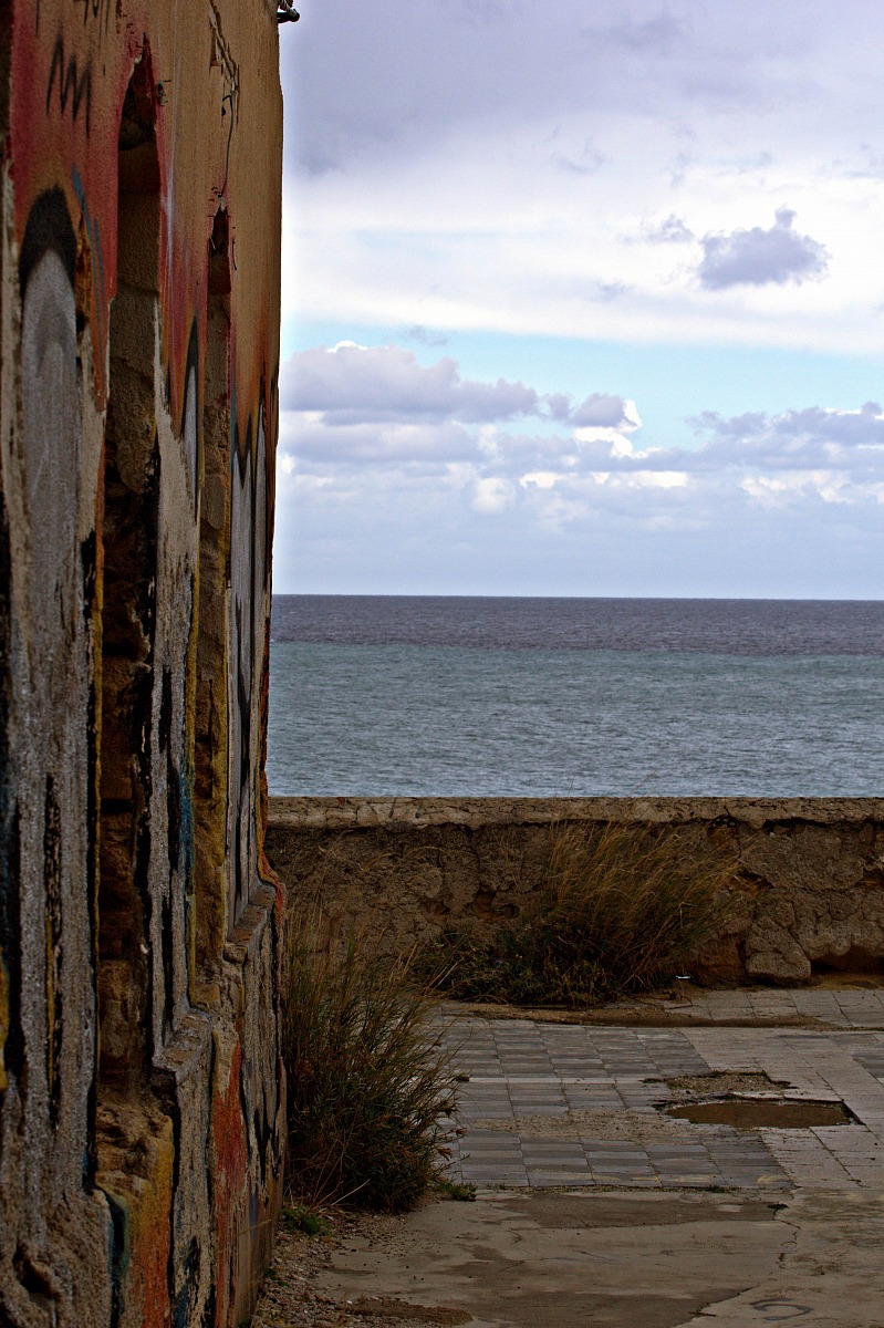 totale abbandono del faro di capo zafferano