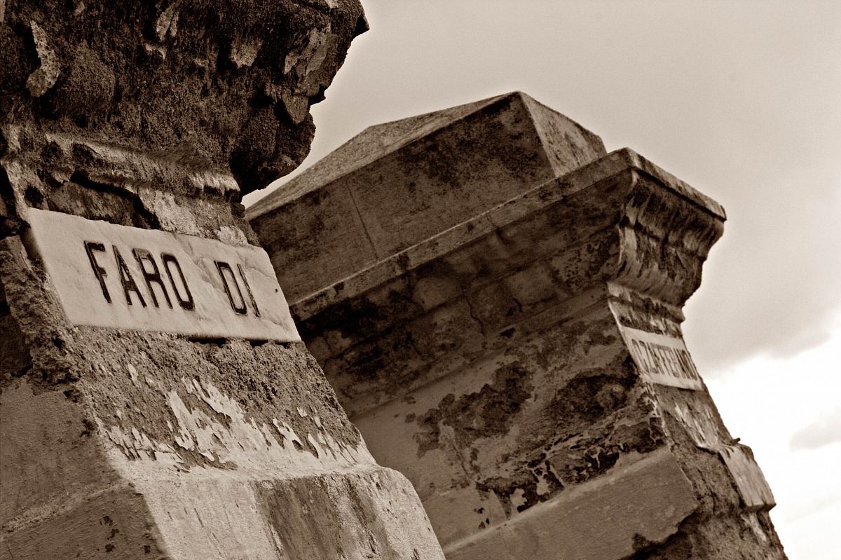 totale abbandono del faro di capo zafferano