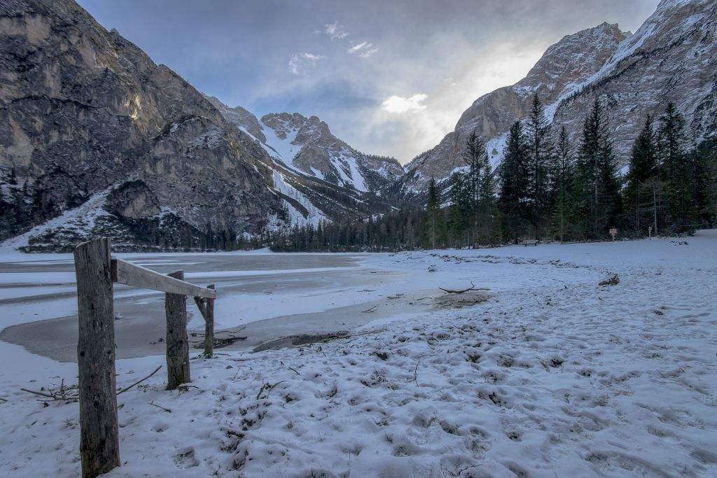 Scorcio di Braies ghiacciato