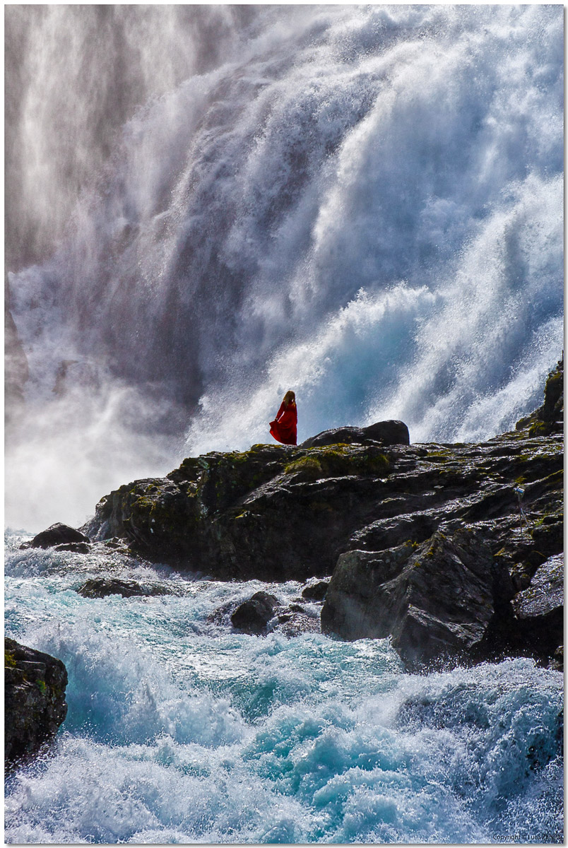 Danza nelle cascata di Kjosfossen