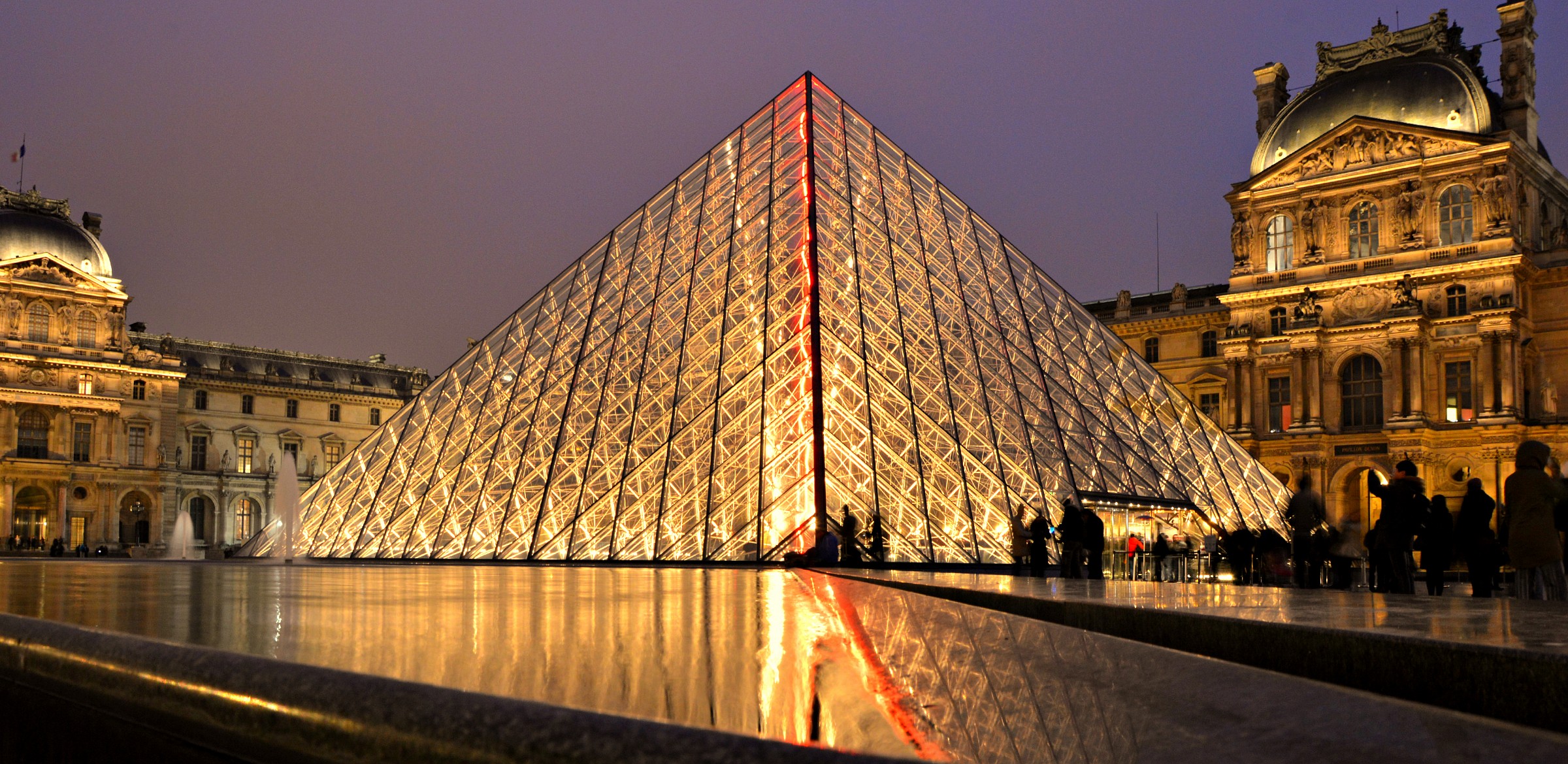 La Piramide del Louvre
