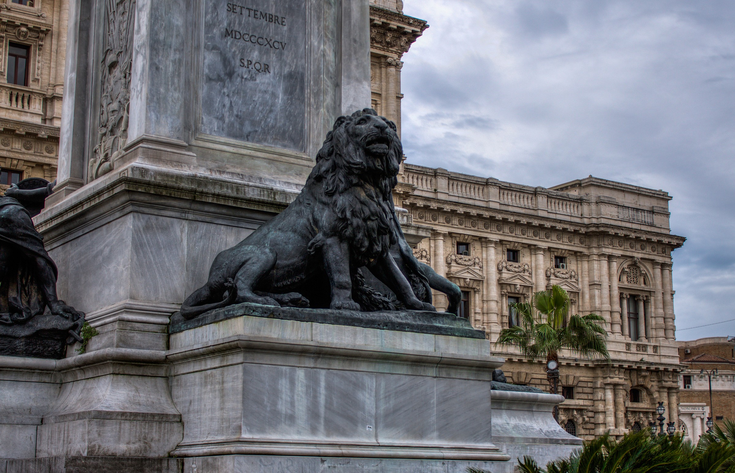 Bronze statue, Piazza Cavour