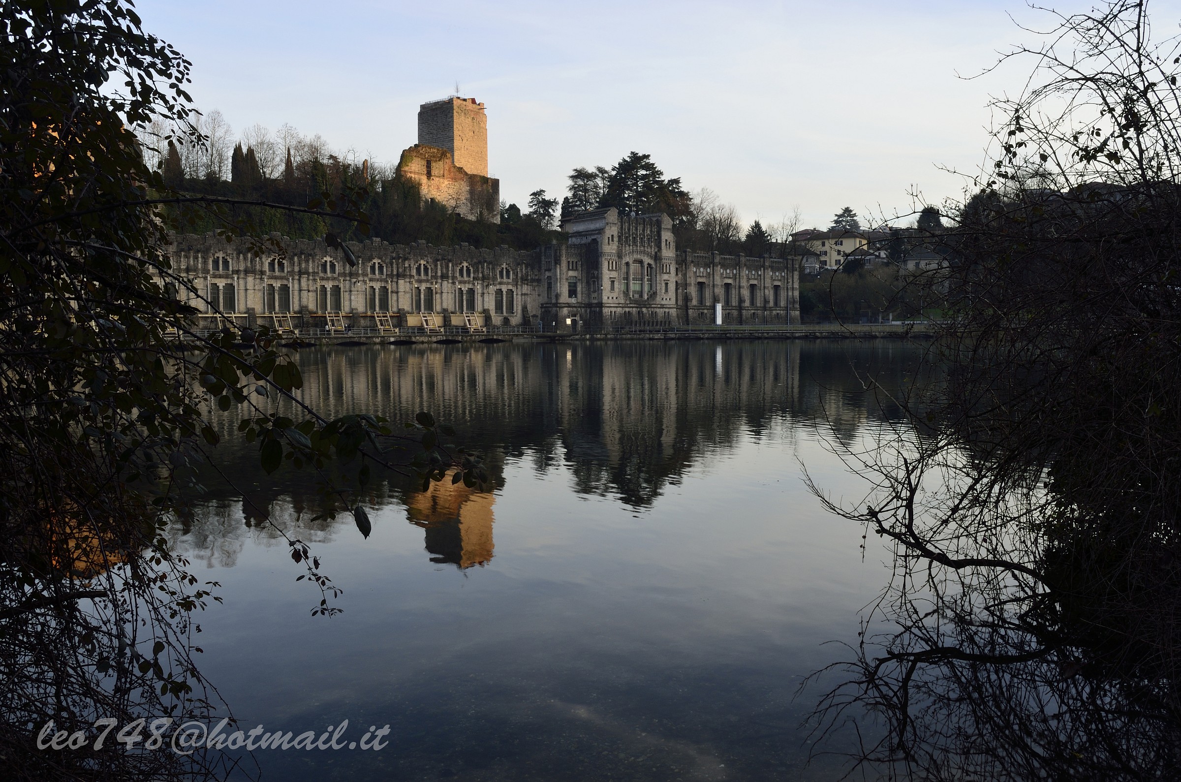 la centrale ed il castello all'imbrunire
