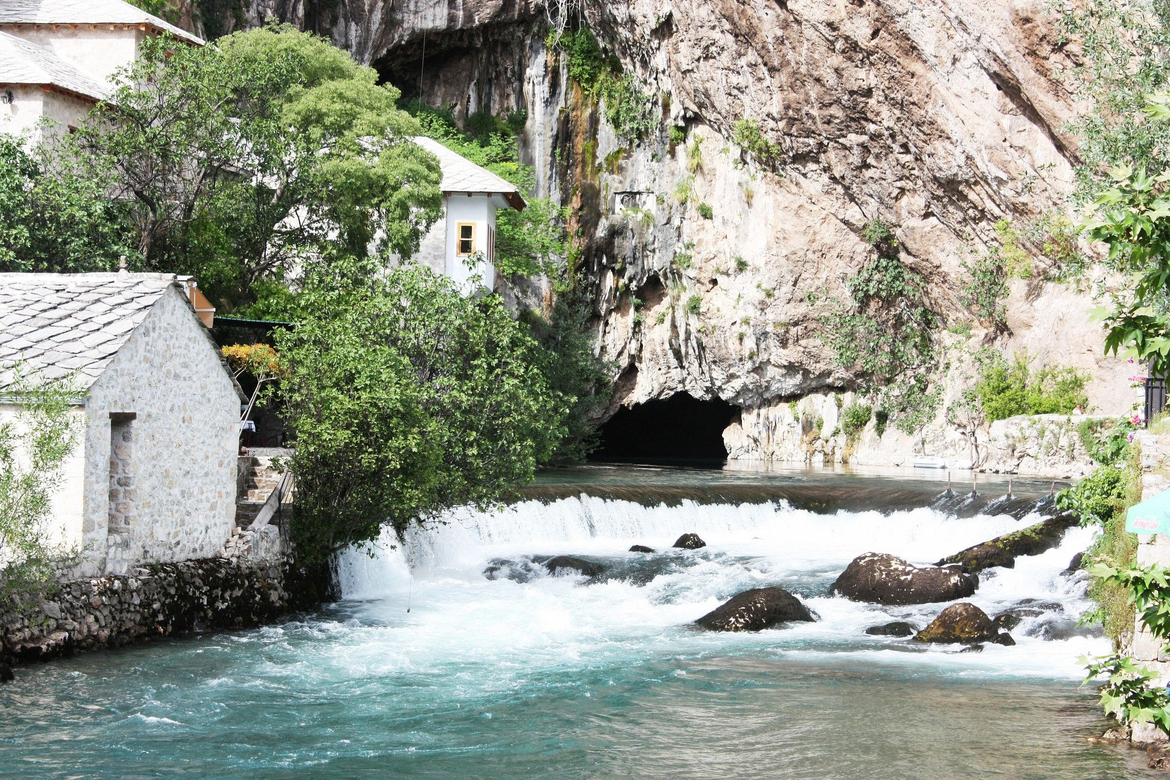 monastero sulla sorgente del fiume buna