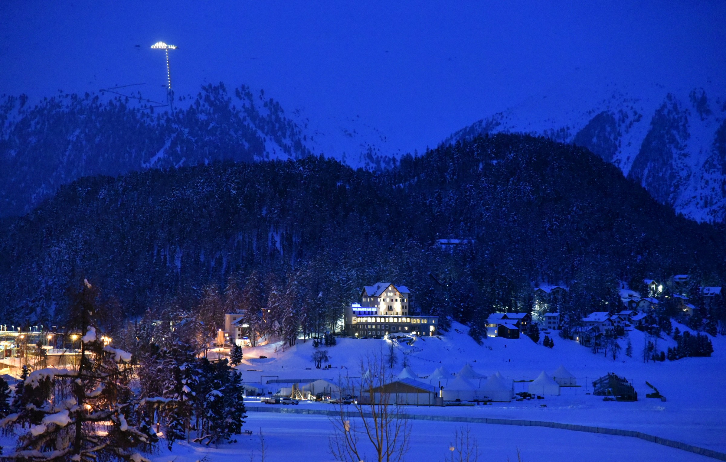 9 -  in lontananza sulla montagna innevata c è vita.....
