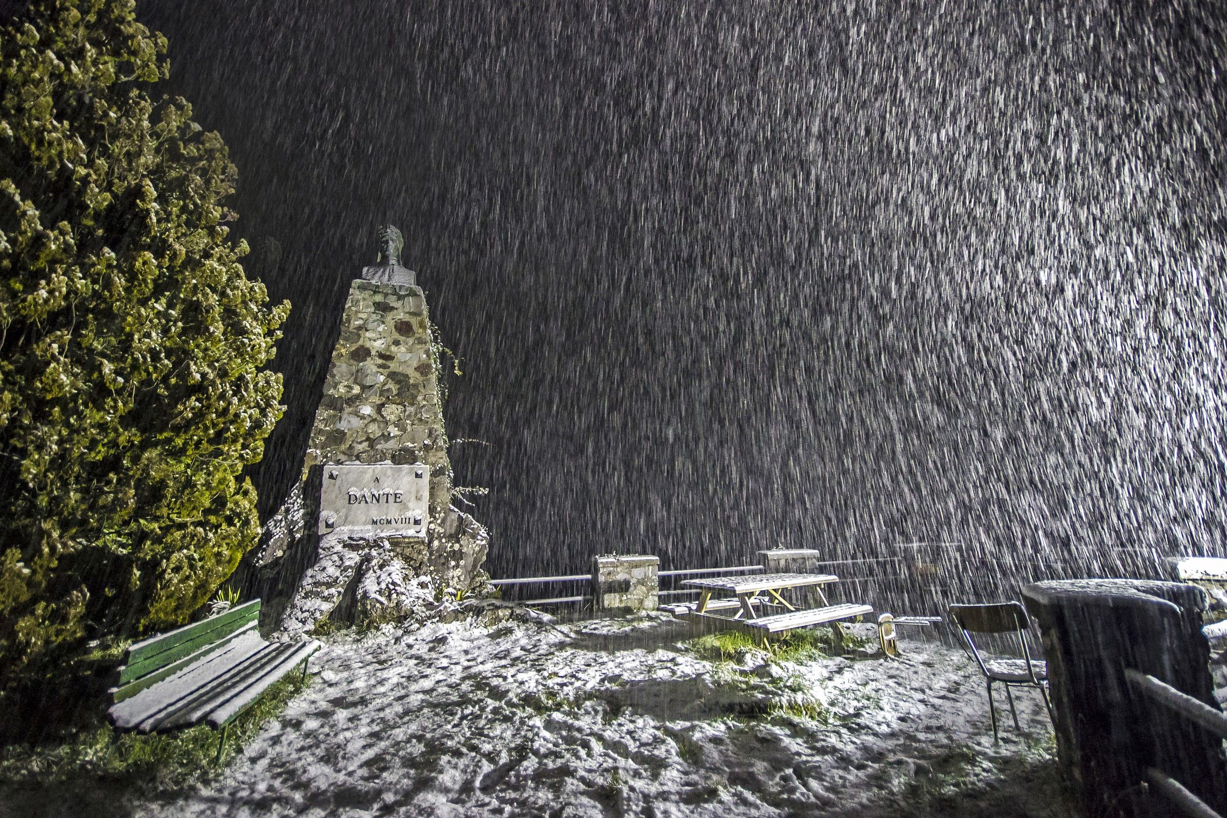 Monumento a Dante innevato