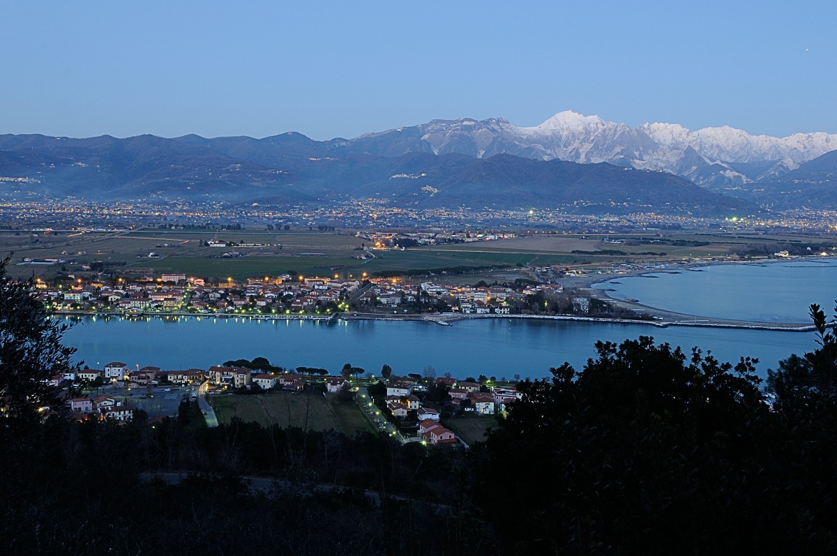 scende la sera a Bocca di Magra