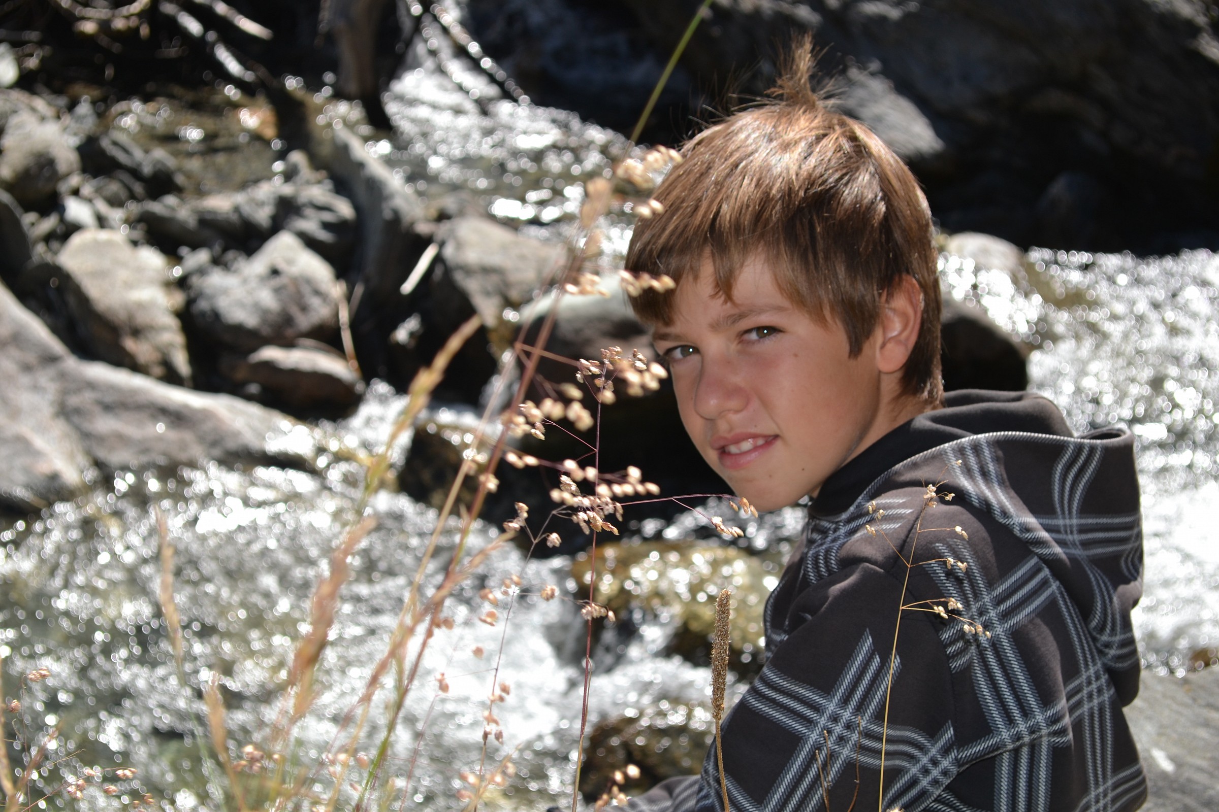 Bambino in riva al fiume