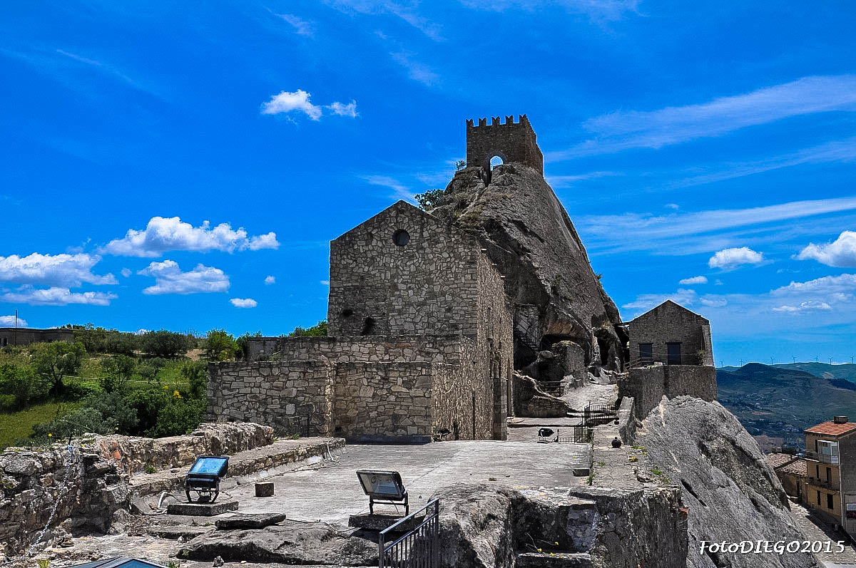 Sperlinga, arroccata