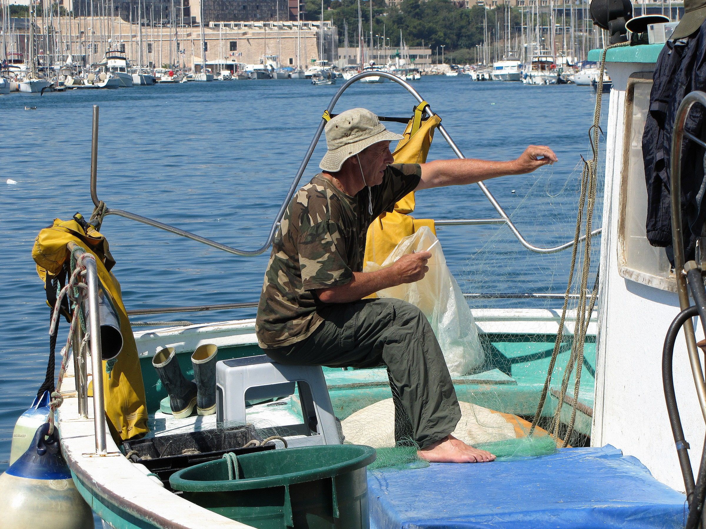 Pescatore al lavoro Marsiglia.
