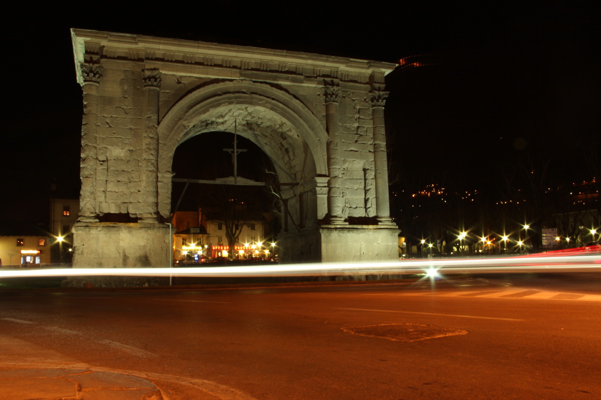 Arco d'Augusto di notte