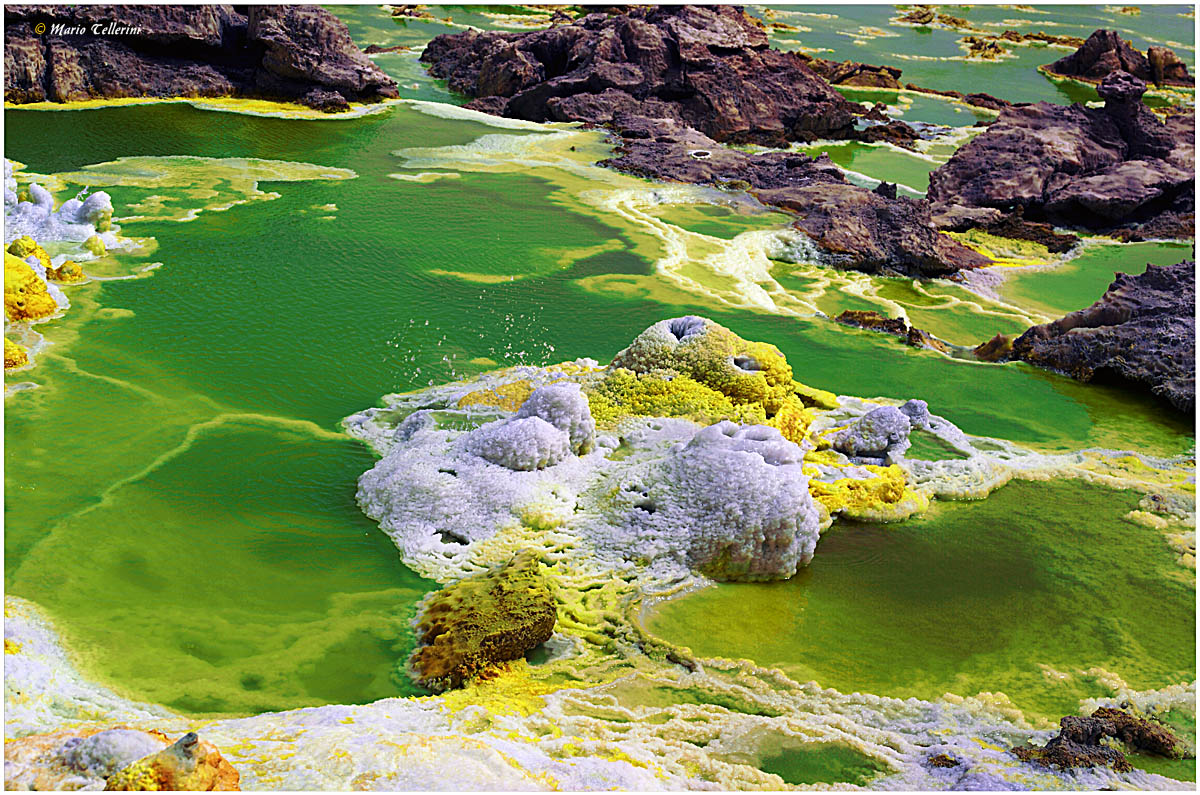 Dallol - Laghi acidi e piccoli geyser gassosi