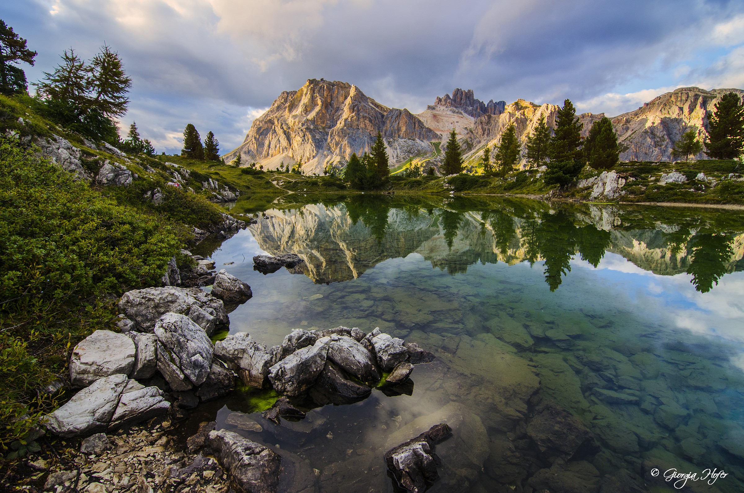 Il Lagazuoi si specchia nel Lago di Limedes