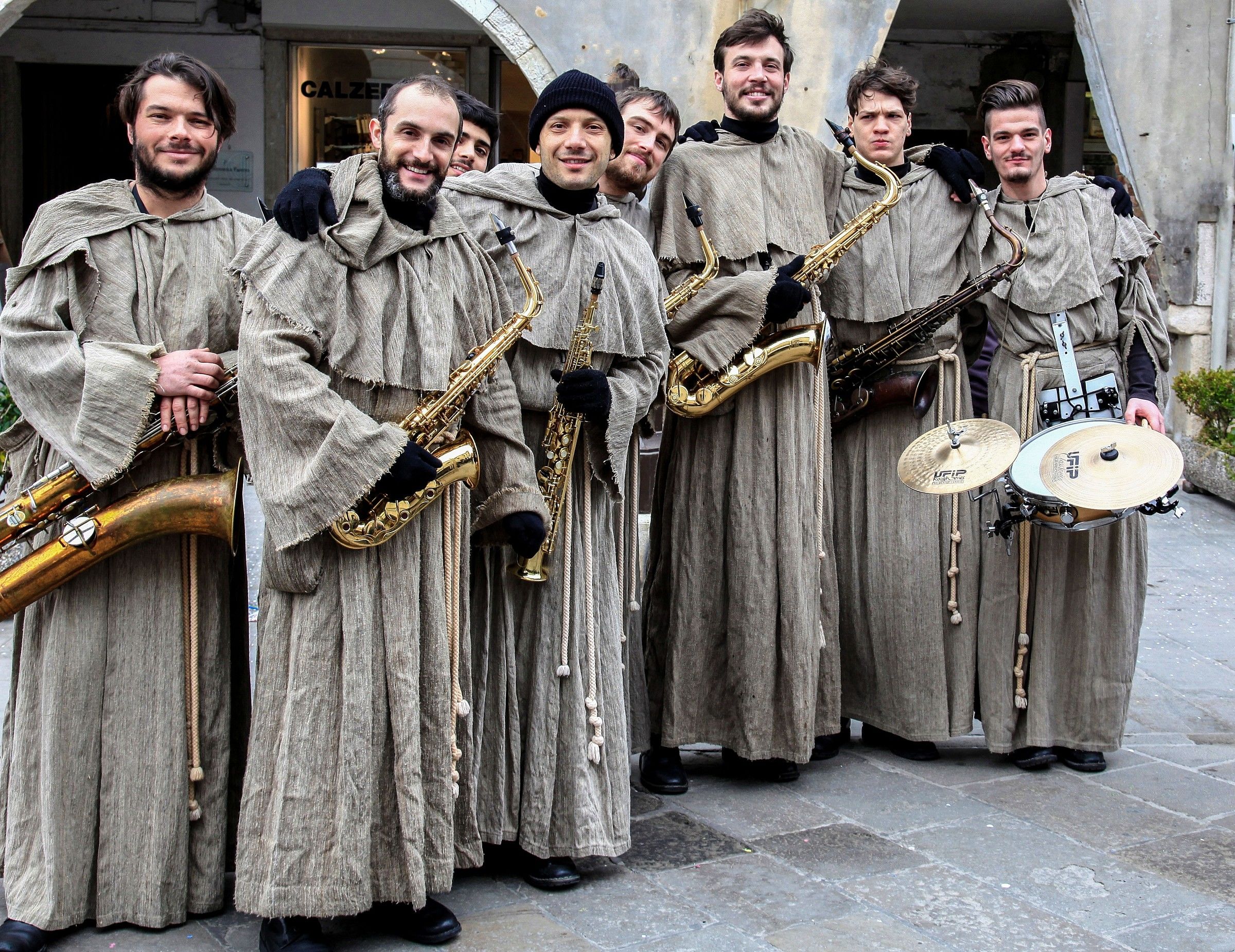 banda di frati a carnevale