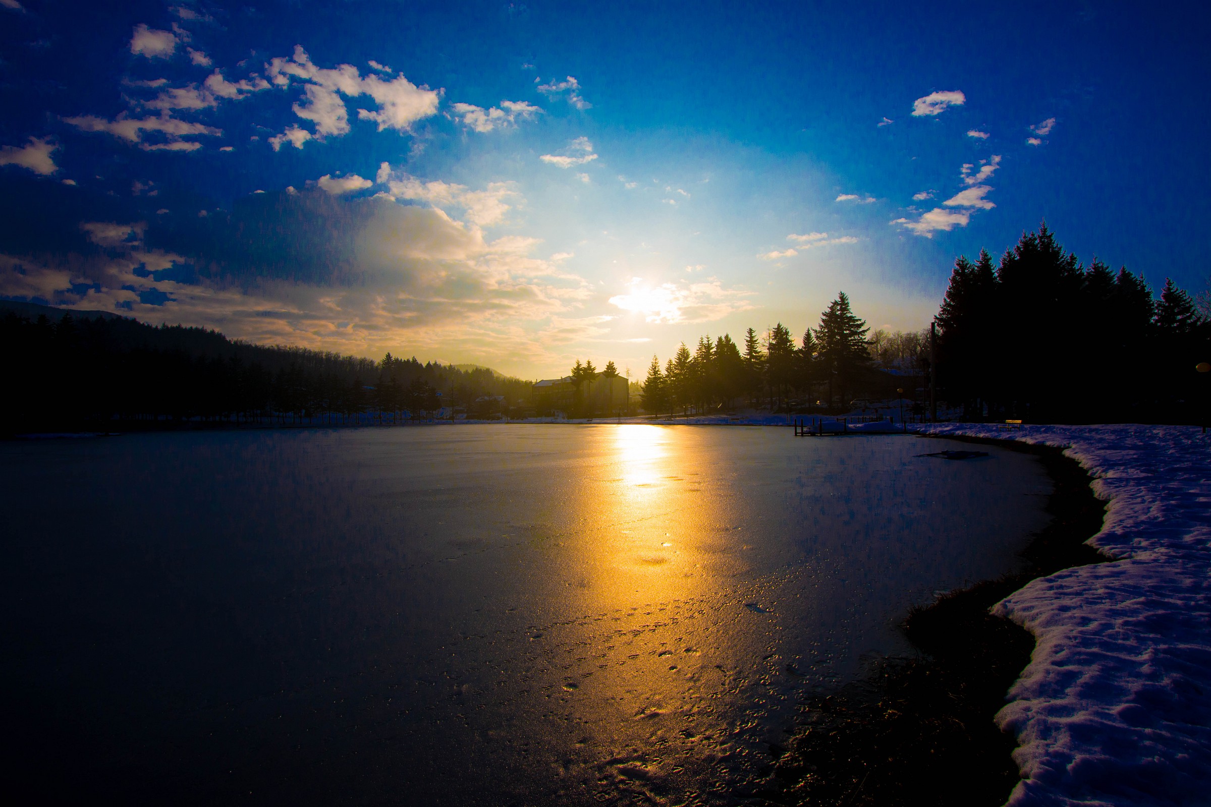 tramonto sul lago ghiacciato