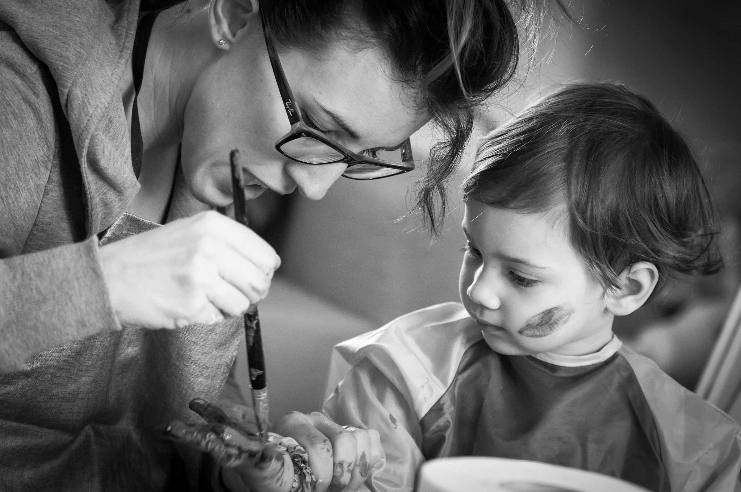 Anna paints together with his mother (2-2)