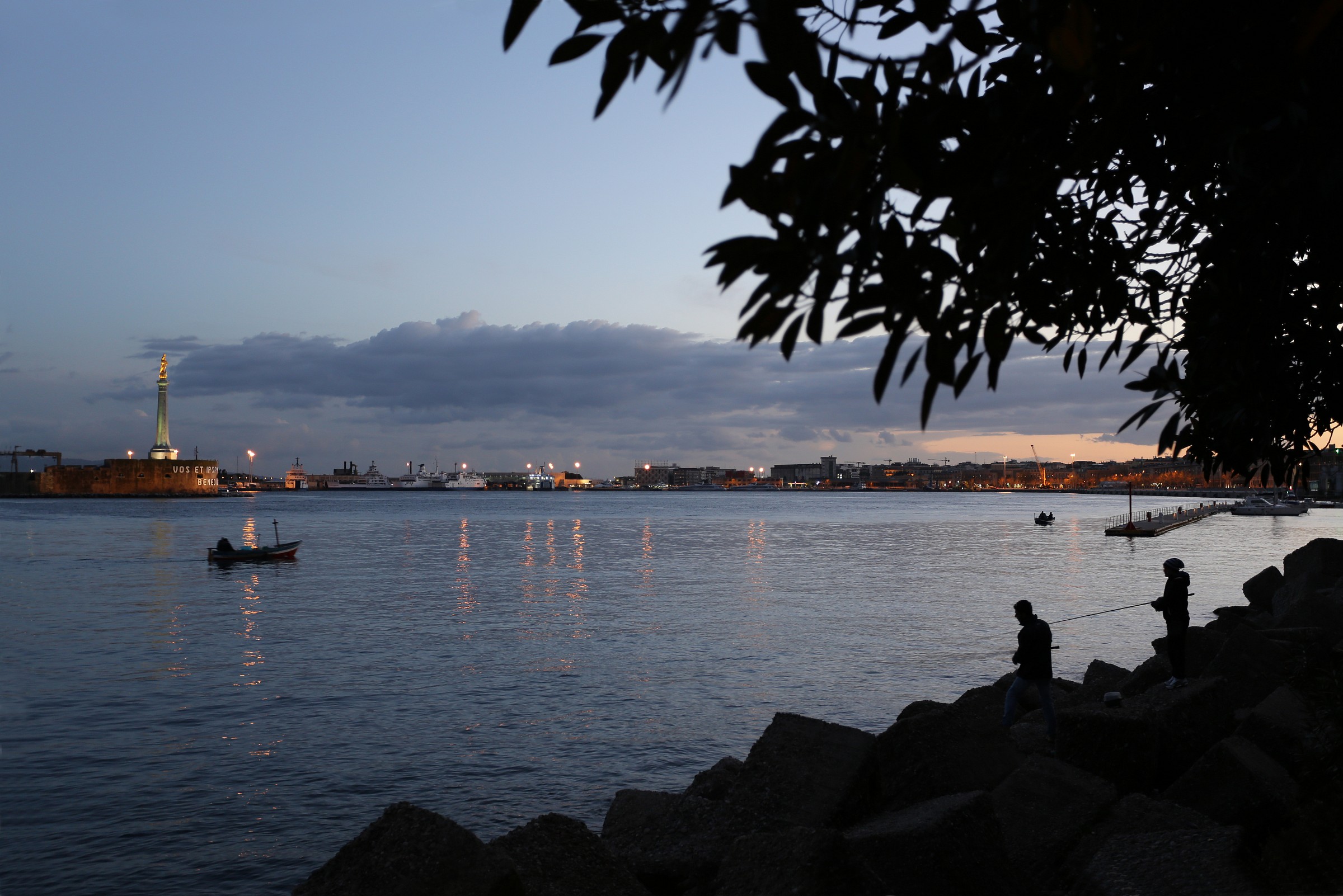 L'ora blu sul porto di Messina