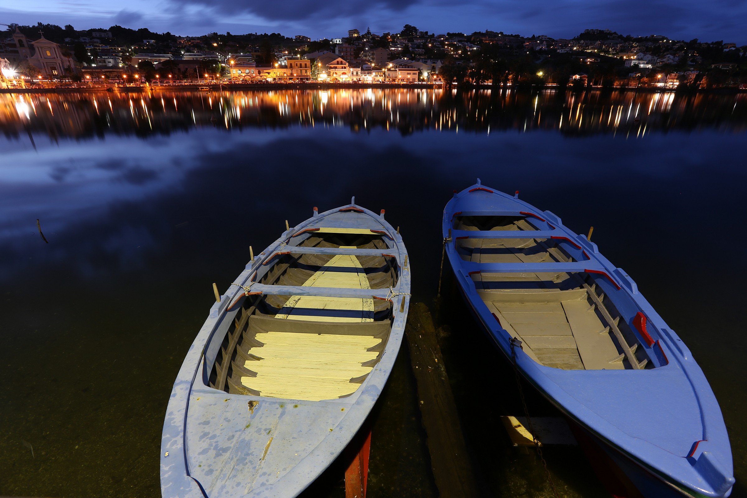 L'ora blu sul lago di "Ganzirri" (Messina)