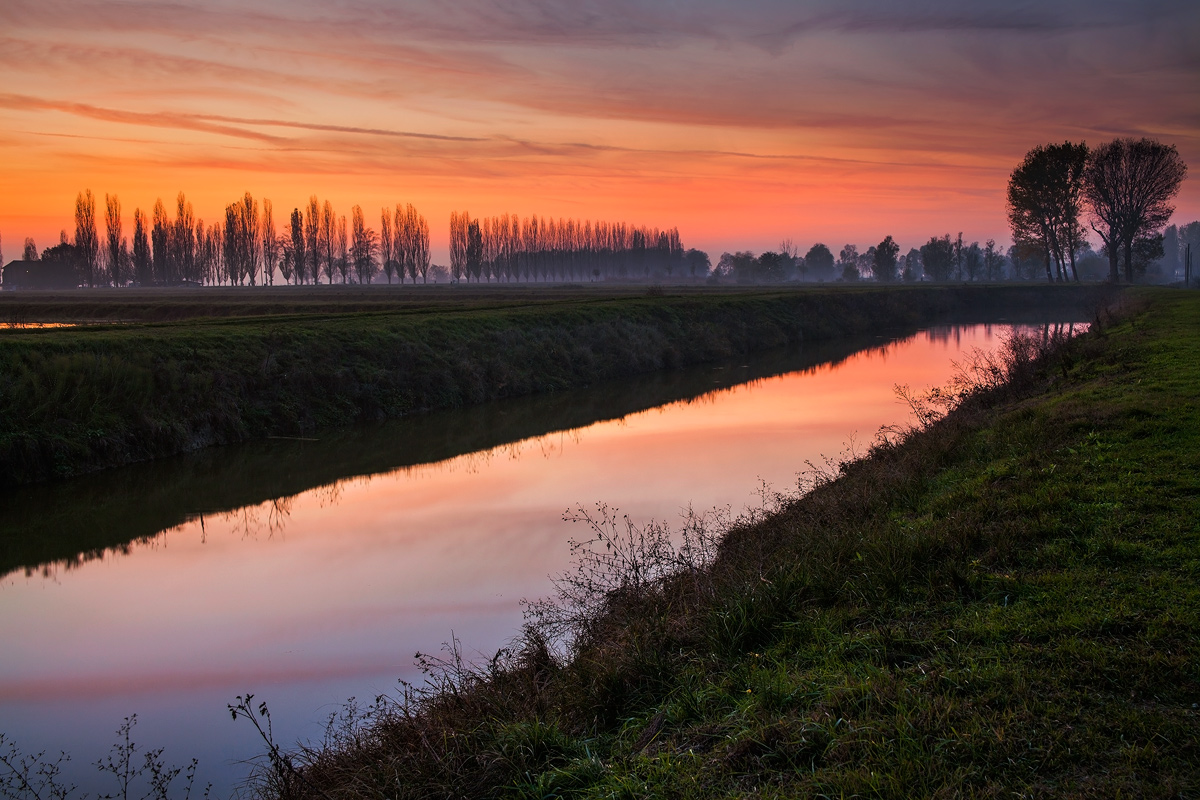 tramonto su un canale di pianura