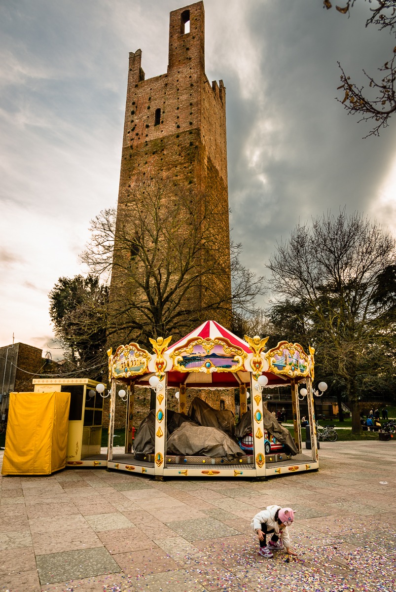 Oggi è brutto, la giostrina è chiusa!