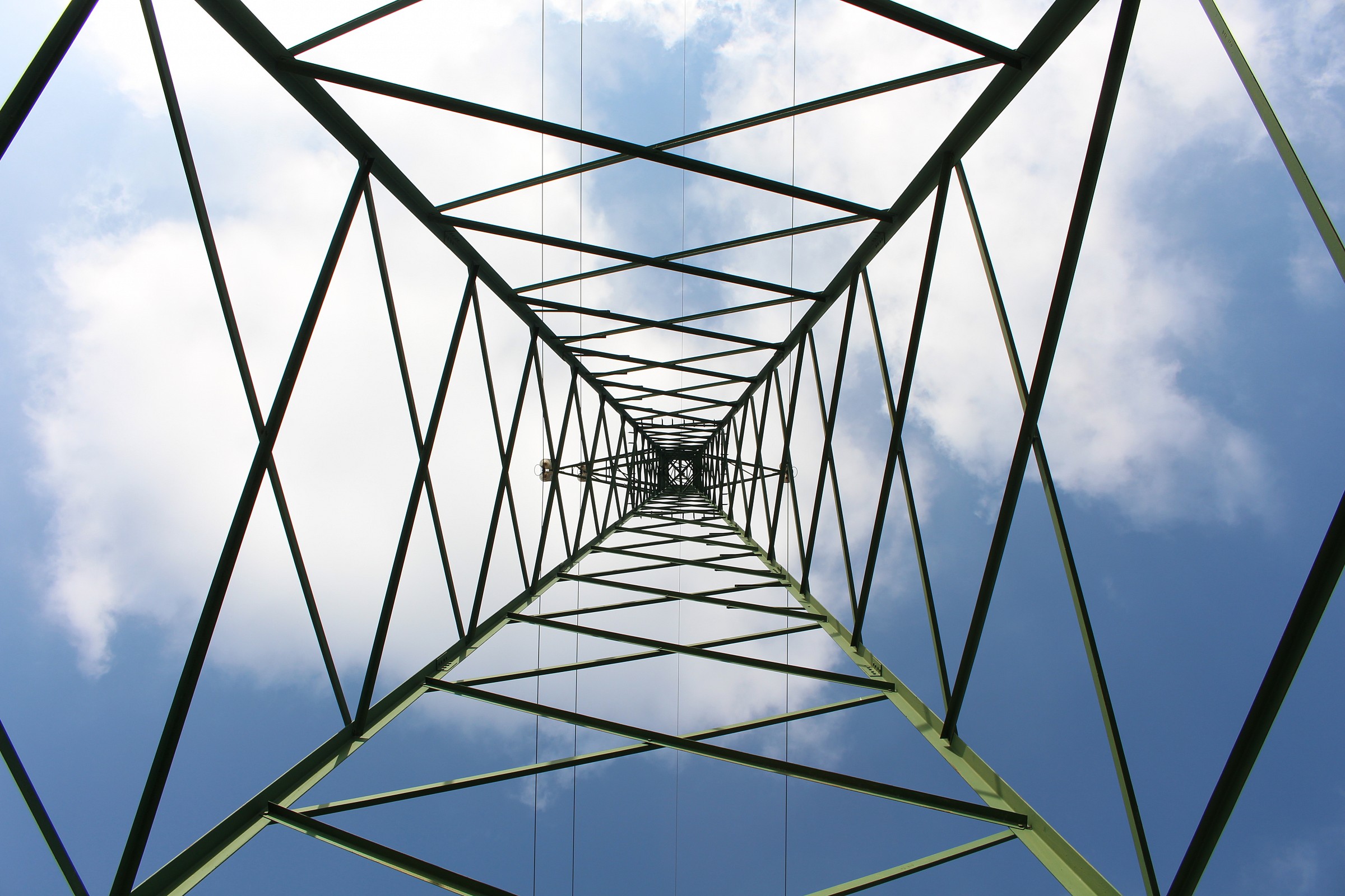 Sotto l'intreccio del traliccio